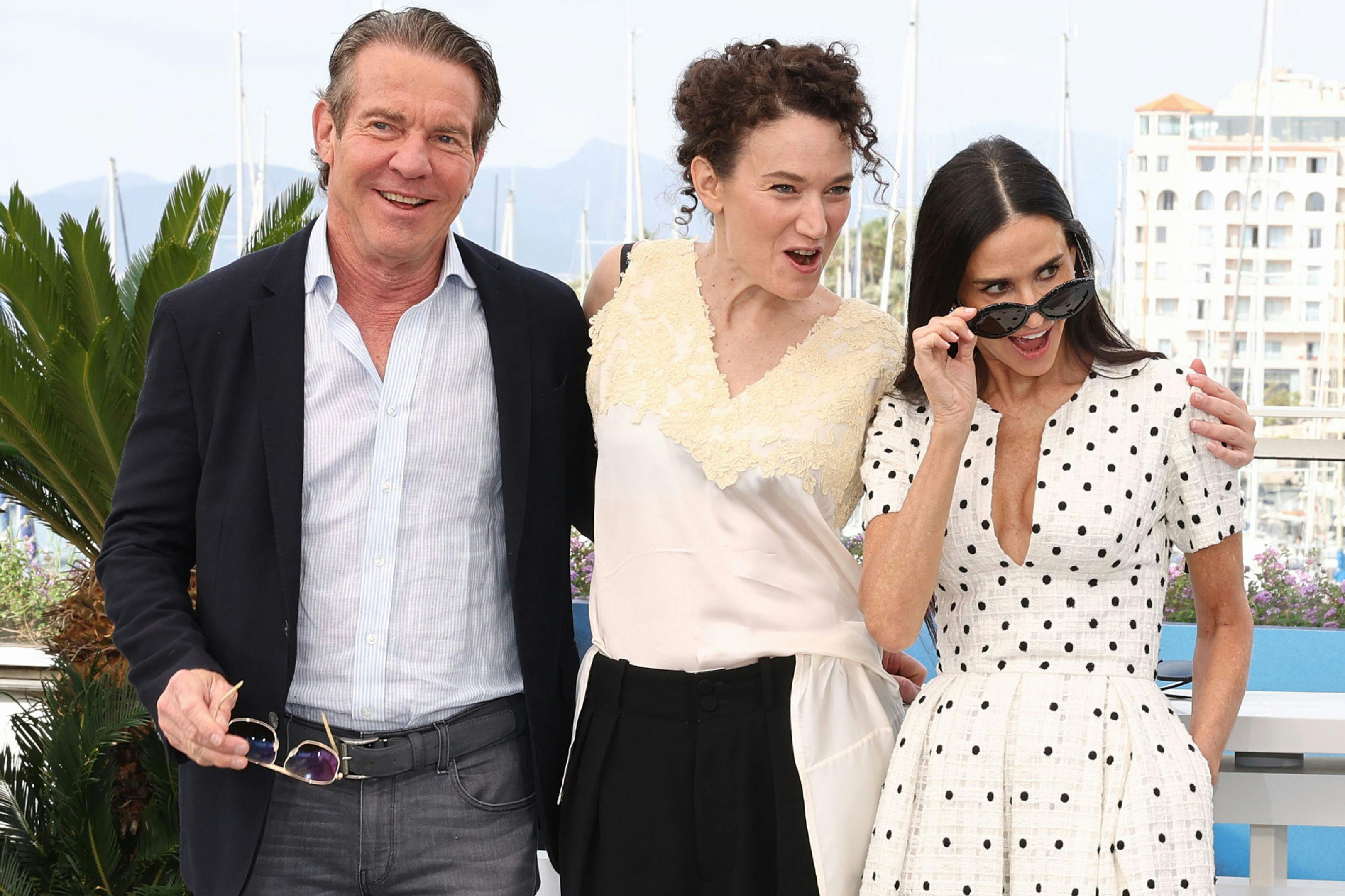 La directora Coralie Fargeat y los actores Demi Moore y Dennis Quaid en el photocall de 'The substance' en Cannes