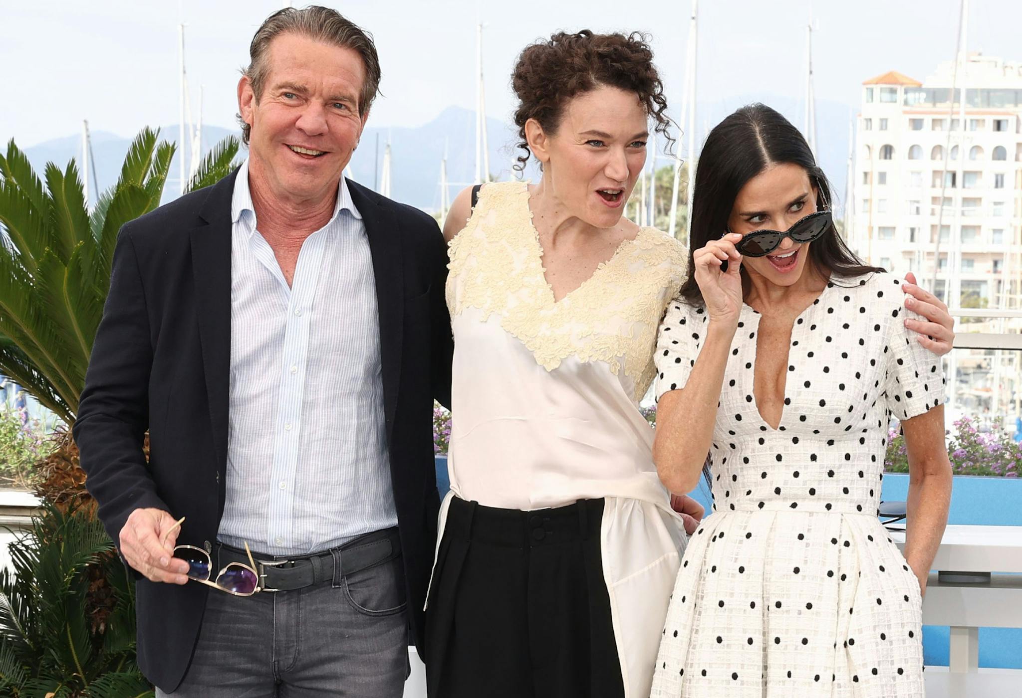 La directora Coralie Fargeat y los actores Demi Moore y Dennis Quaid en el photocall de 'The substance' en Cannes