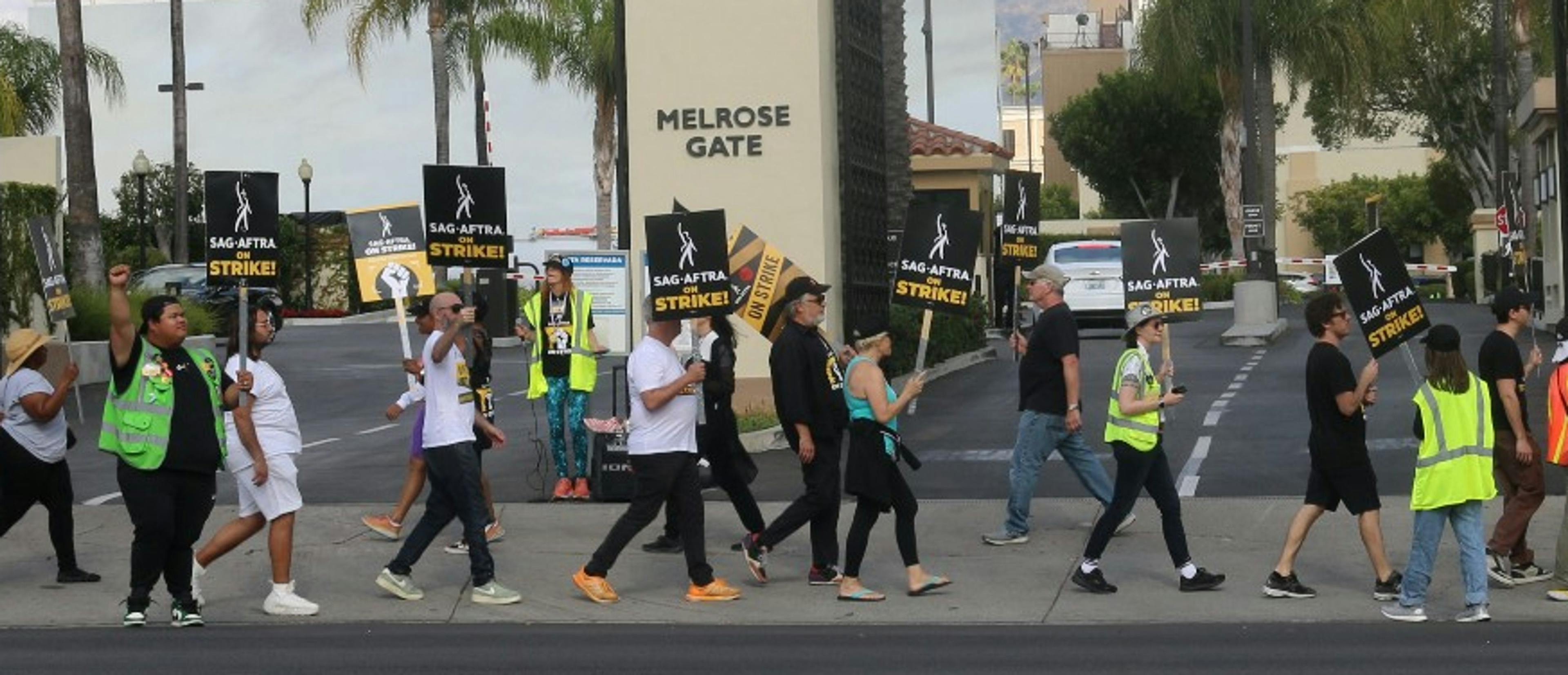 Un piquete de actores en huelga ante la puerta de Paramount Pictures