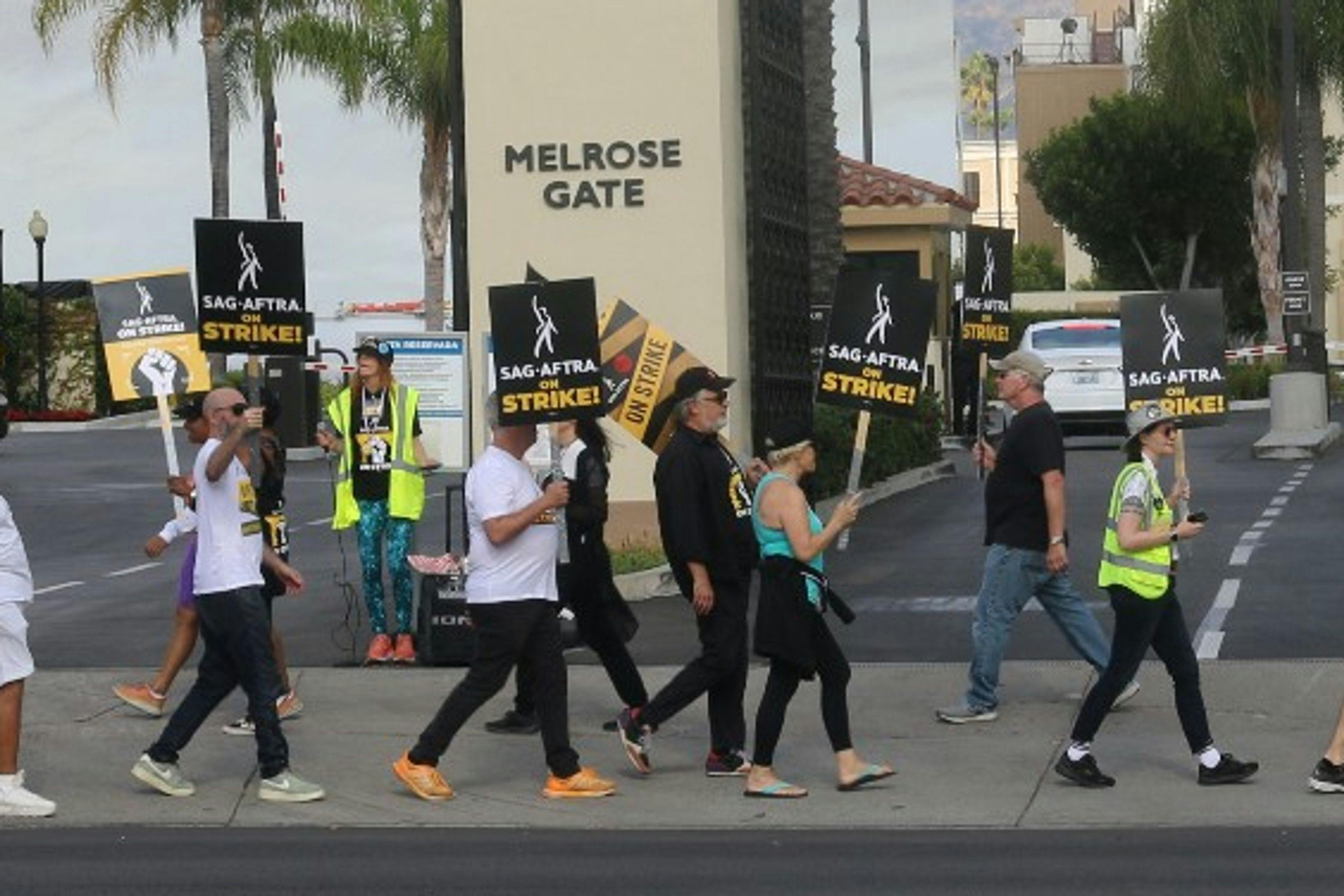 Un piquete de actores en huelga ante la puerta de Paramount Pictures