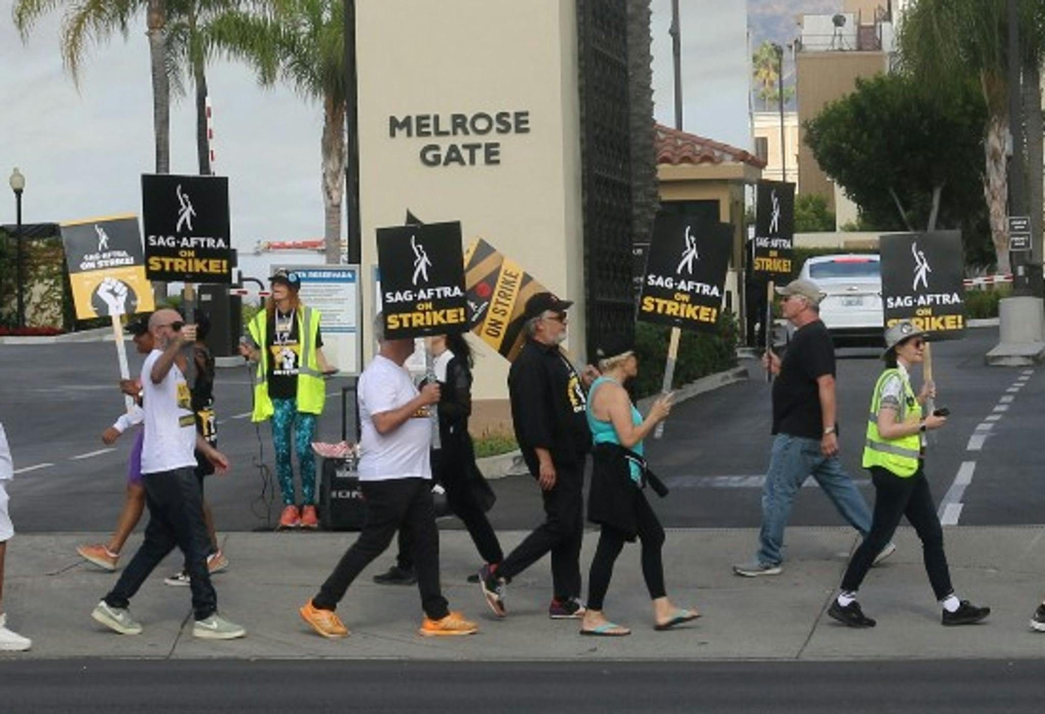 Un piquete de actores en huelga ante la puerta de Paramount Pictures