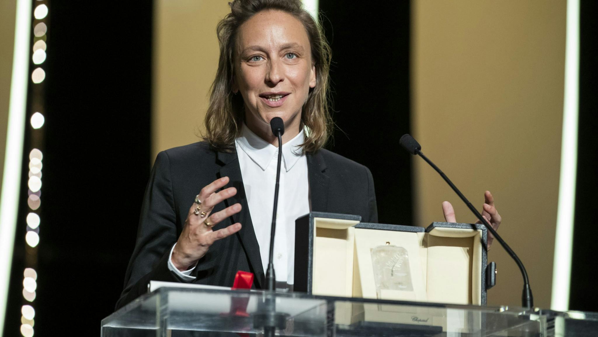 Céline Sciamma recoge el premio a Mejor Guion en Cannes por 'Retrato de una mujer en llamas'