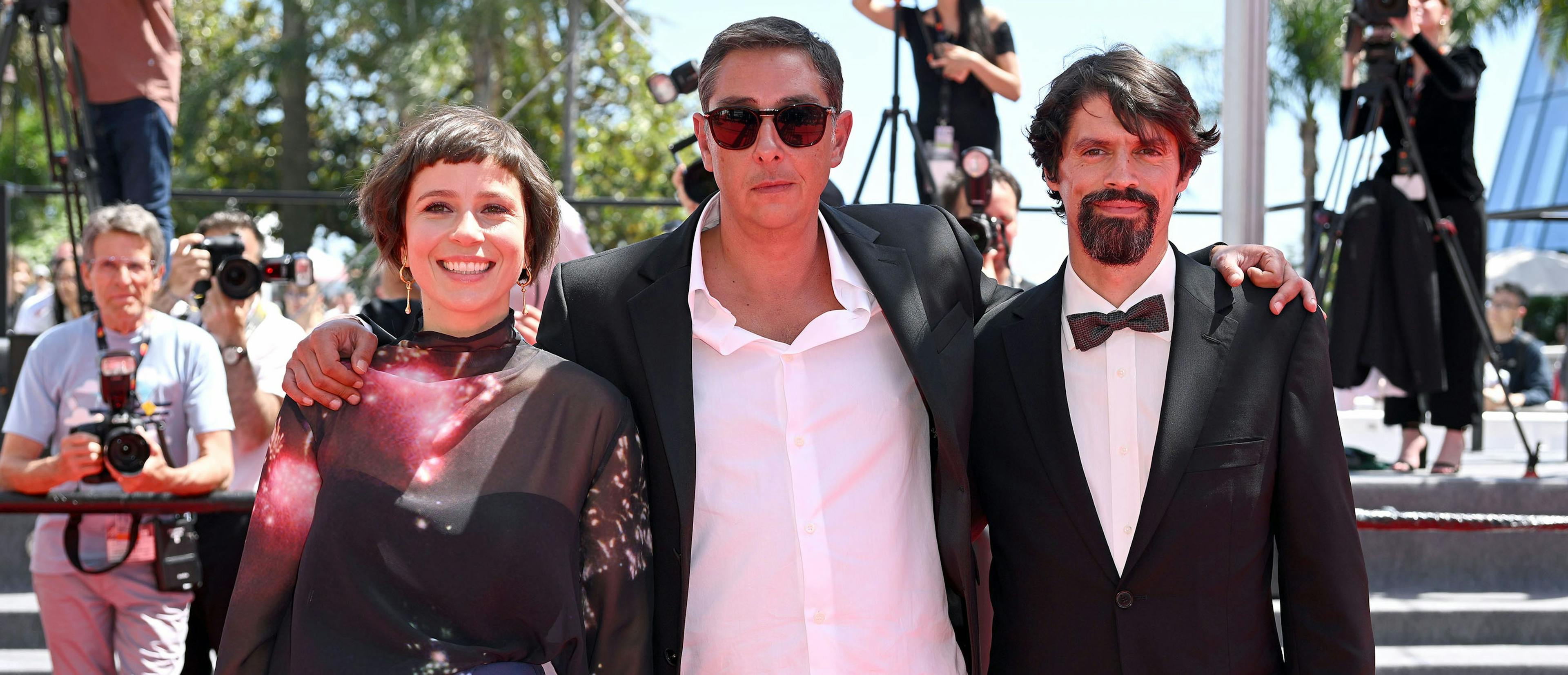 El director Miguel Gomes, con sus actores Crista Alfaiate y Gonçalo Waddington, en la alfombra roja de 'Grand tour' en Cannes 2024
