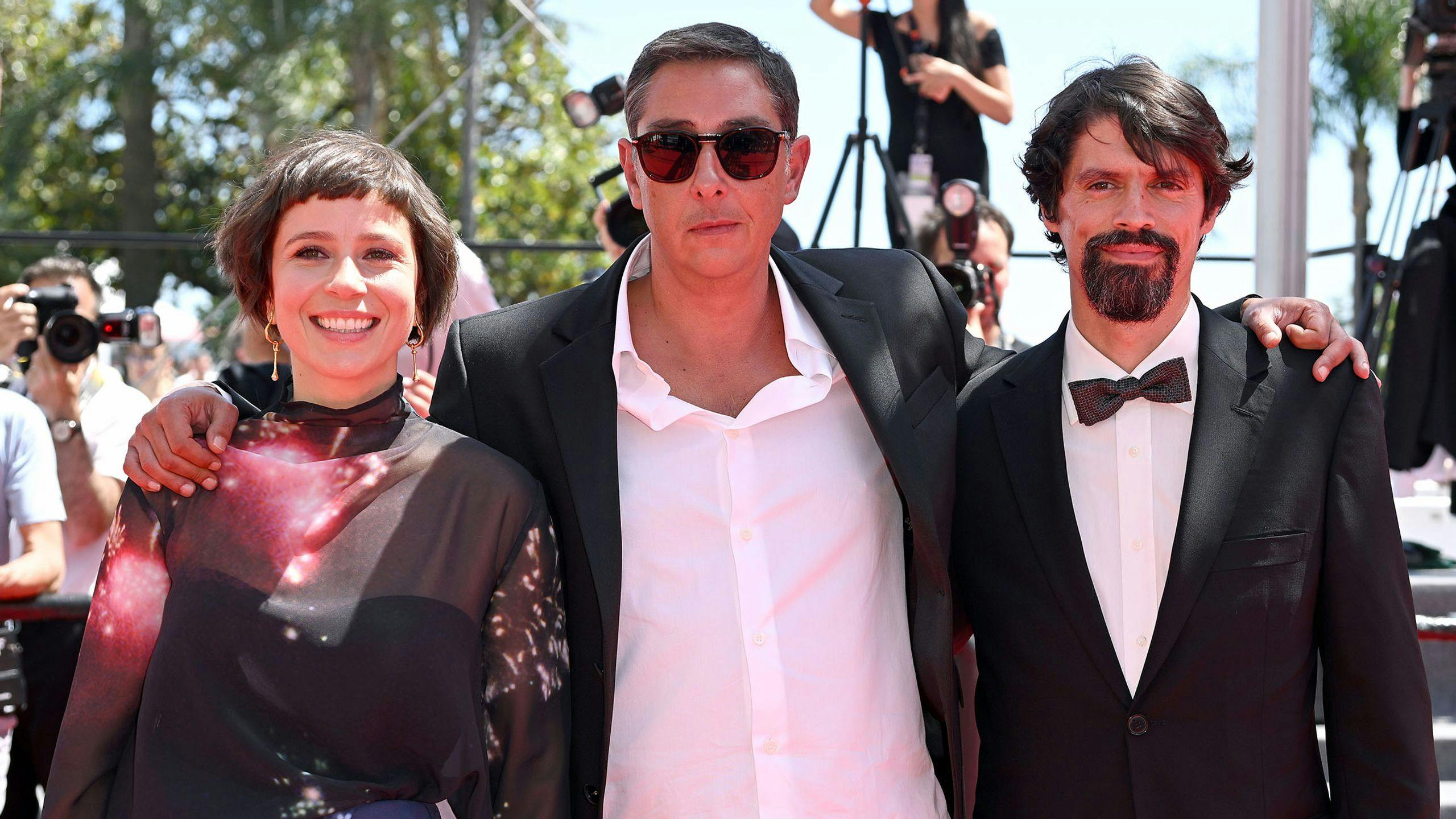 El director Miguel Gomes, con sus actores Crista Alfaiate y Gonçalo Waddington, en la alfombra roja de 'Grand tour' en Cannes 2024