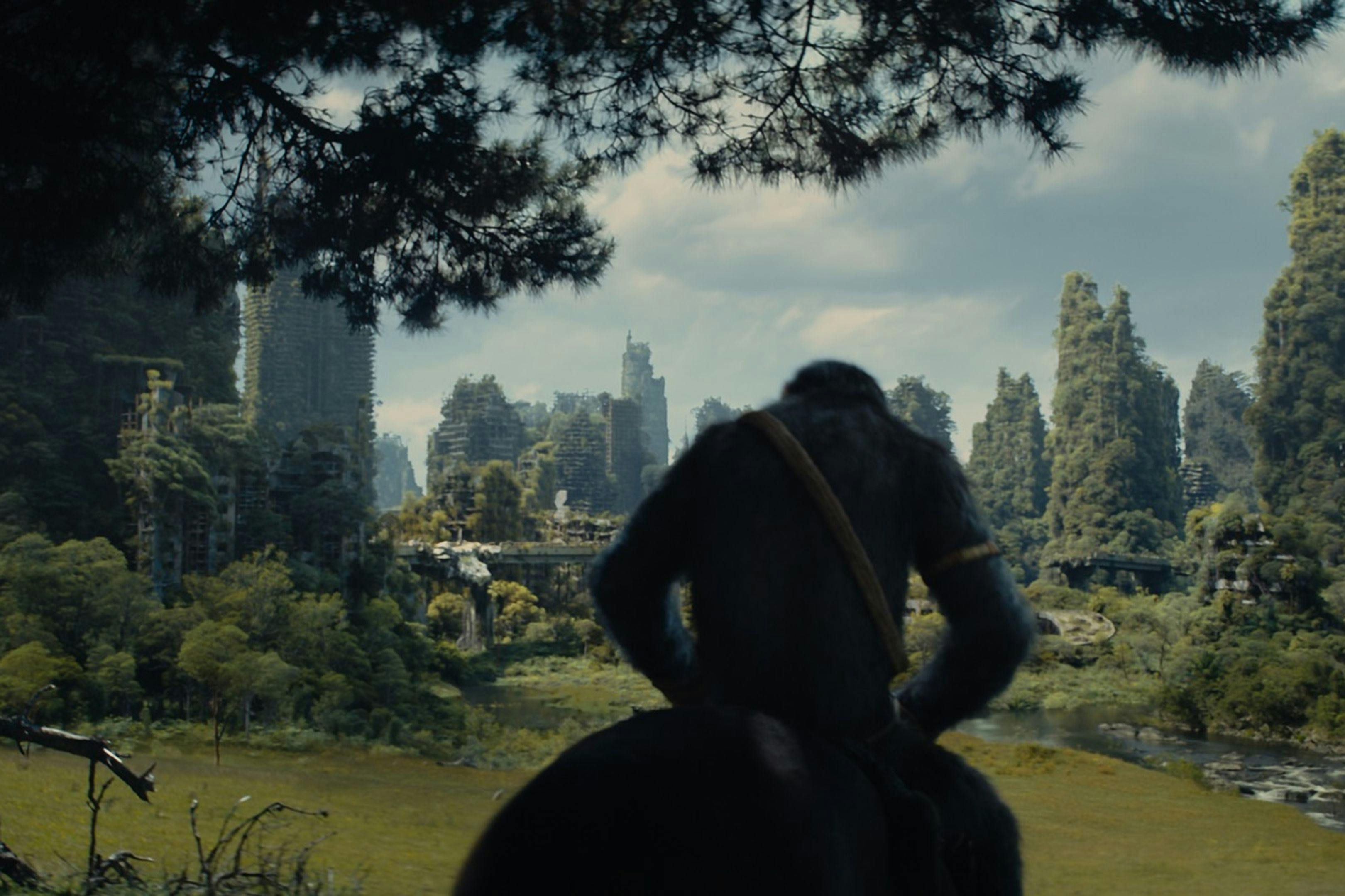 Fotograma promocional de 'El reino del planeta de los simios' con Noa, su protagonista, llegando a los restos de una ciudad