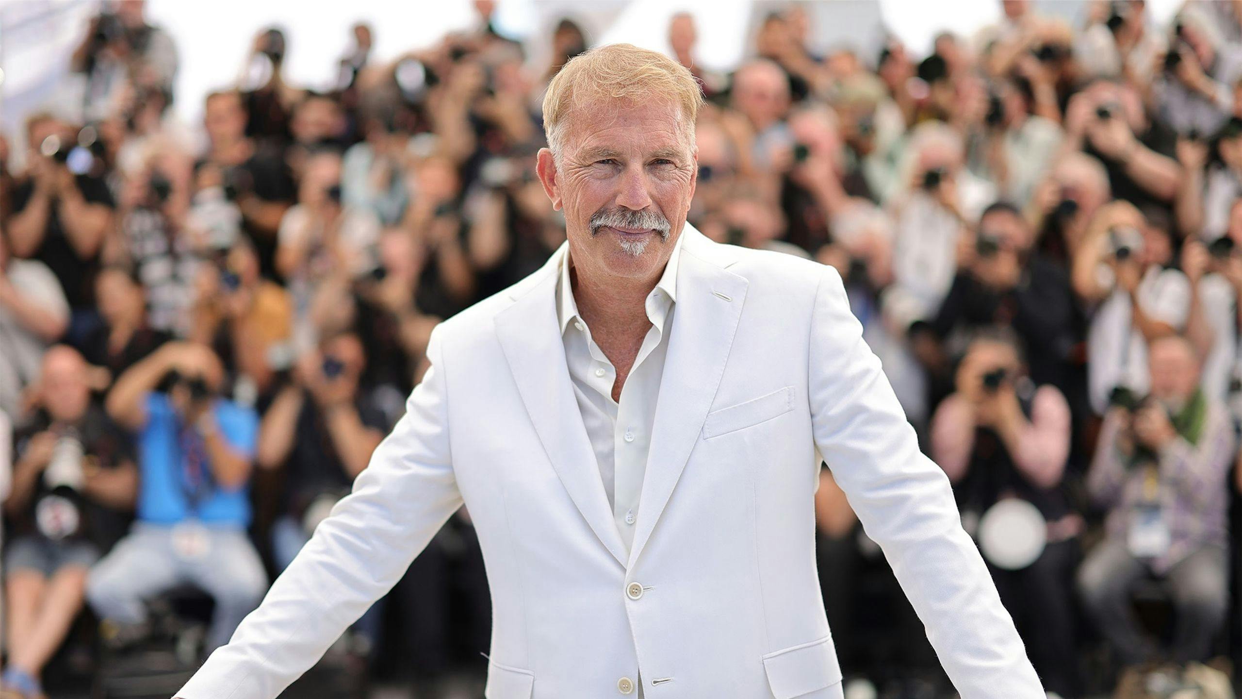Kevin Costner posa ante las cámaras en el photocall de 'Horizon: An american saga' en el Festival de Cannes 2024