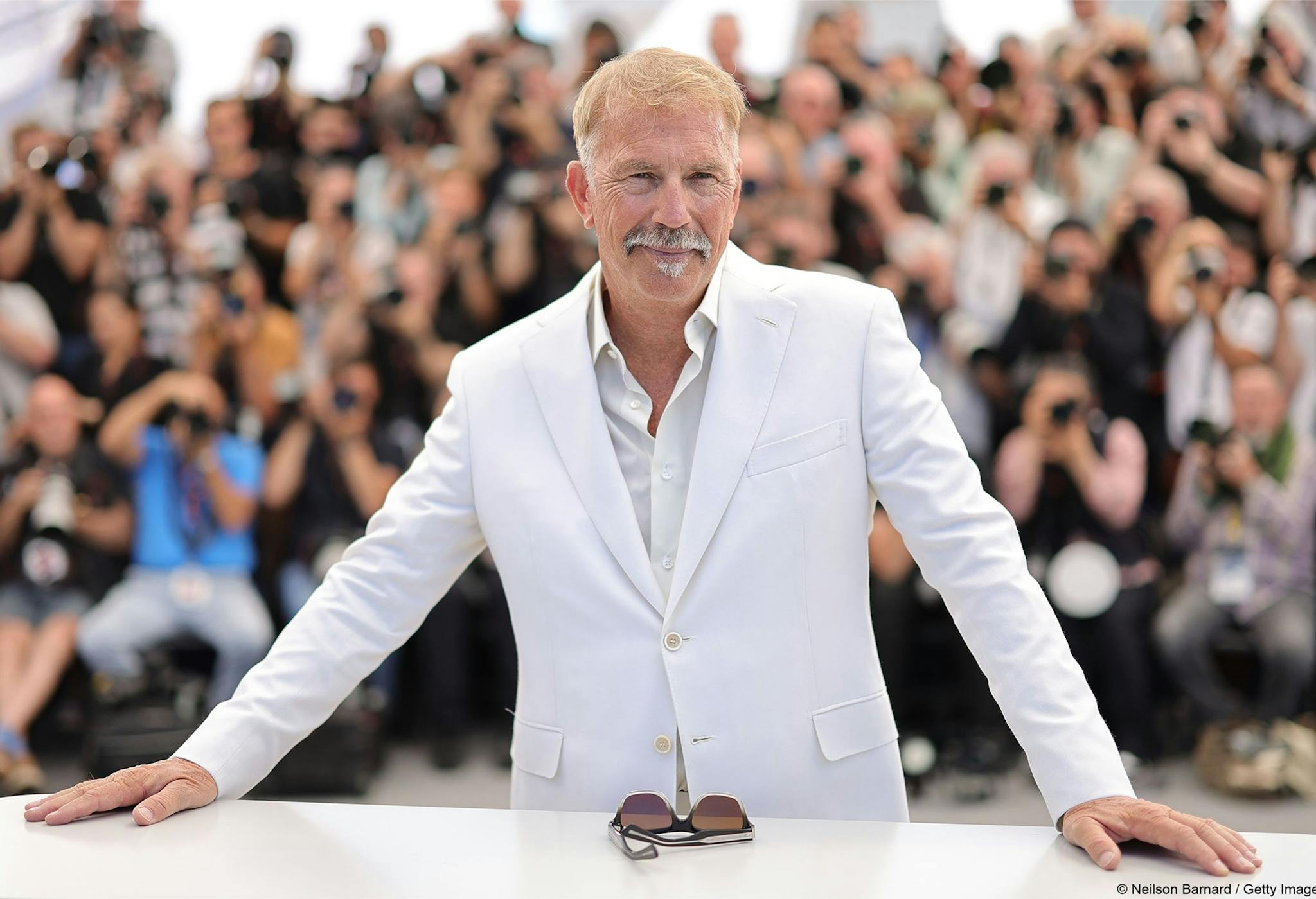 Kevin Costner posa ante las cámaras en el photocall de 'Horizon: An american saga' en el Festival de Cannes 2024