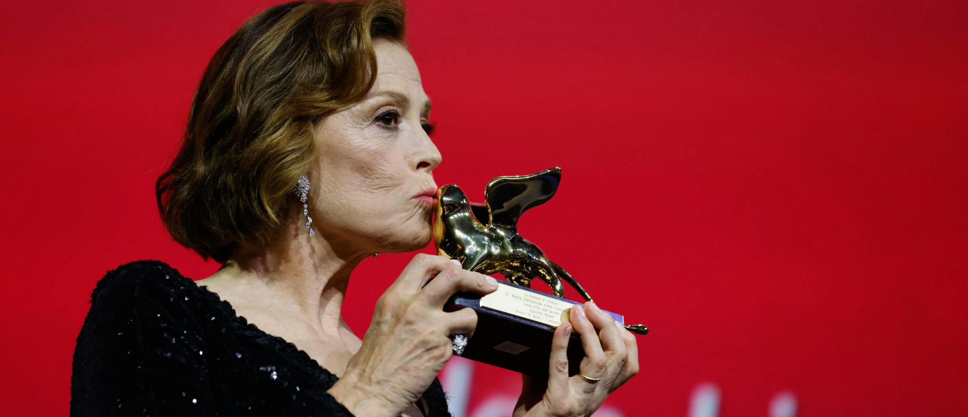 La actriz Sigourney Weaver besa el León de Oro a toda su carrera que le ha concedido la Mostra de Venecia 2024