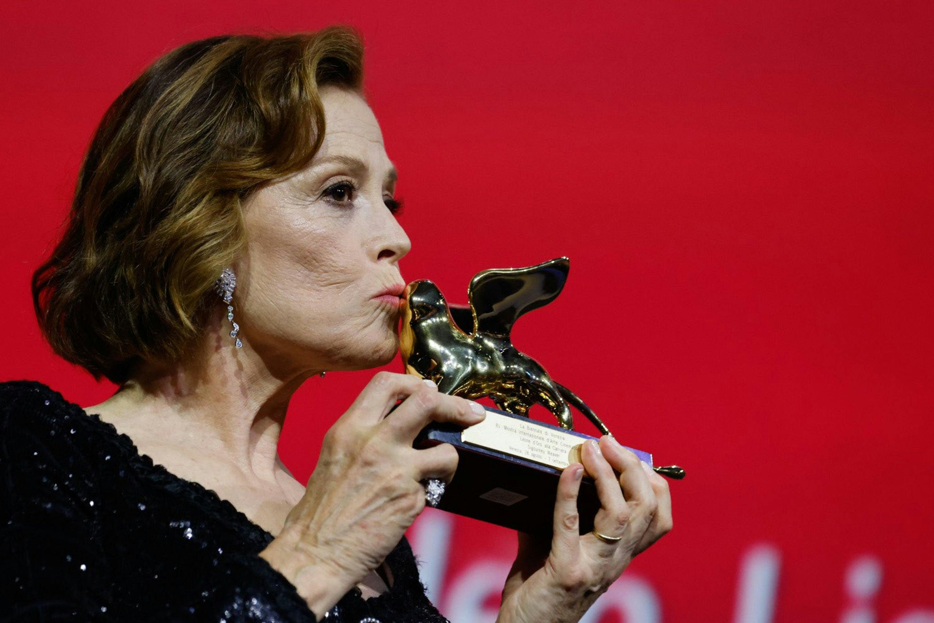 La actriz Sigourney Weaver besa el León de Oro a toda su carrera que le ha concedido la Mostra de Venecia 2024