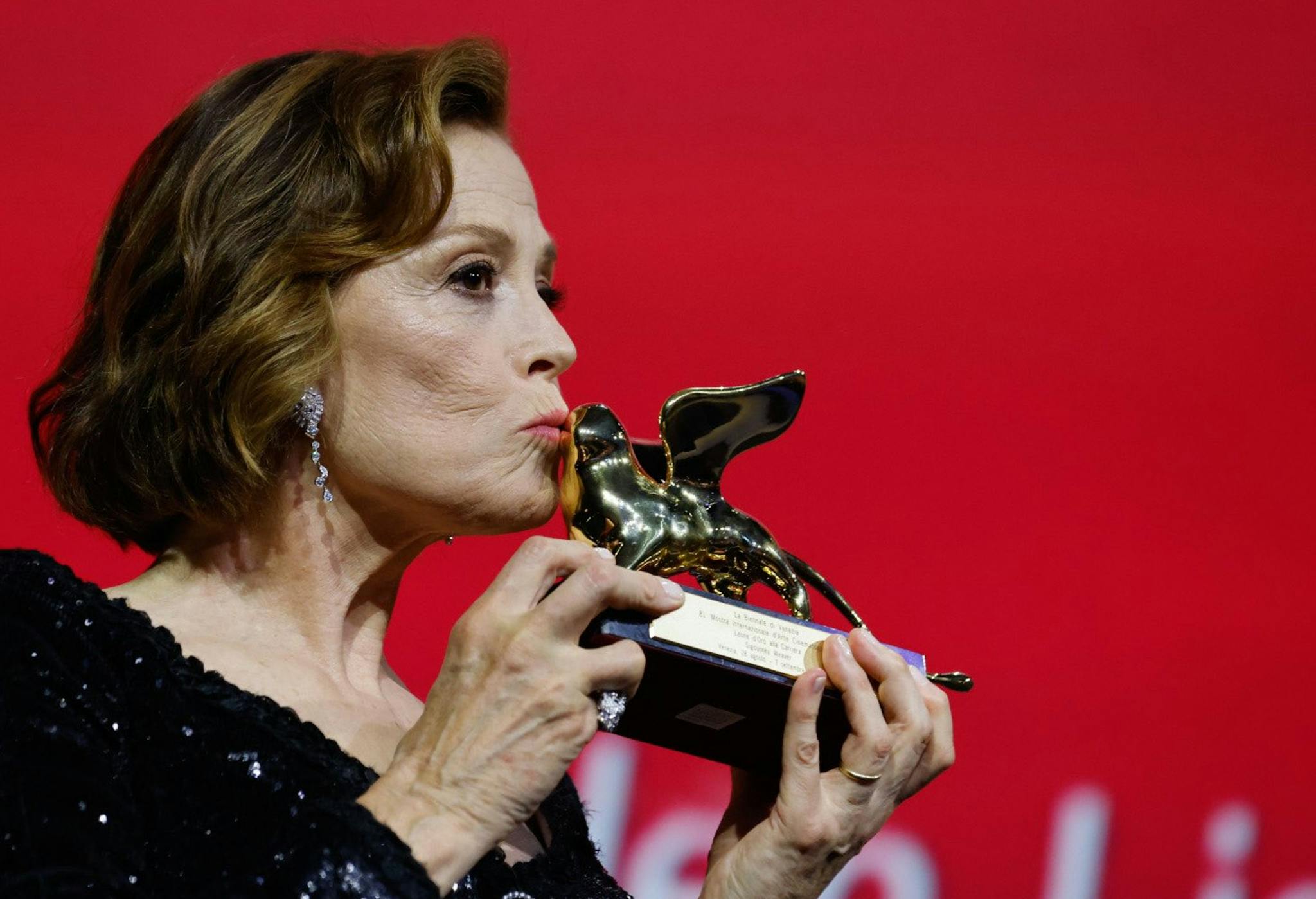 La actriz Sigourney Weaver besa el León de Oro a toda su carrera que le ha concedido la Mostra de Venecia 2024