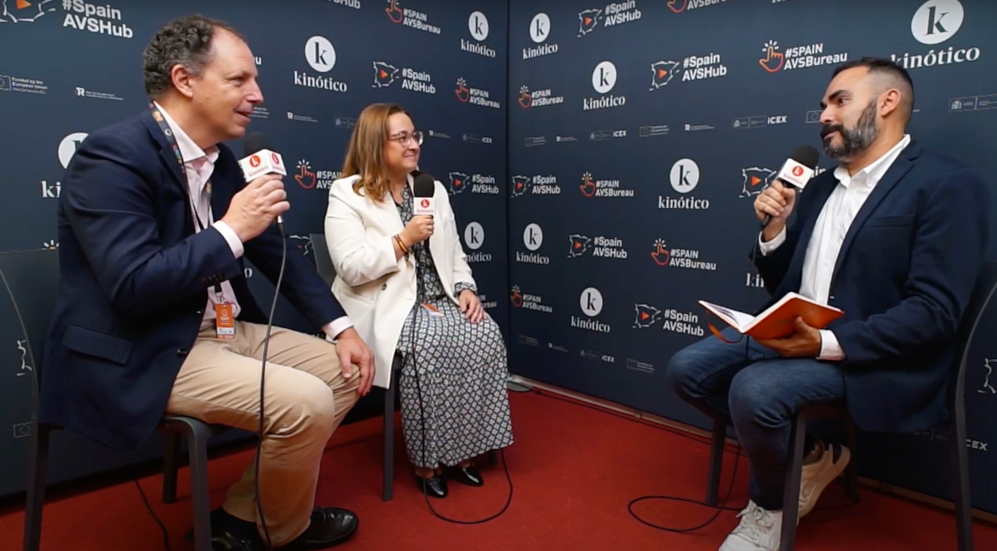 Vanesa Álvarez y Alberto Sanz hablan con David Martos en el set de Kinótico en San Sebastián