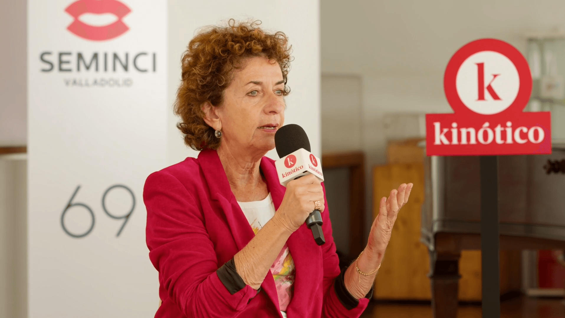 Ruth Beckermann, directora de 'Nuestra querida profesora', en el set de Kinótico en la Seminci 2024