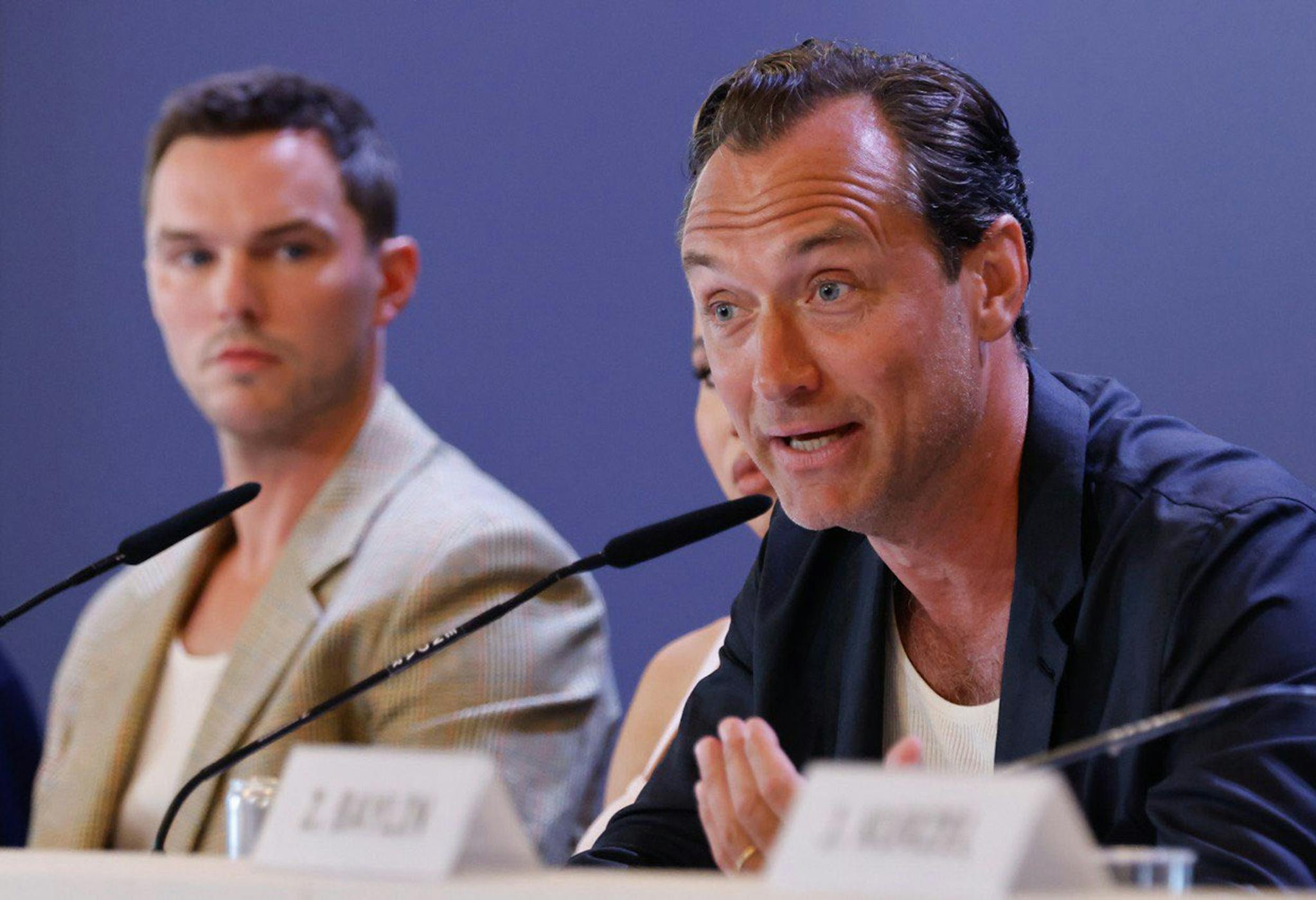 Jude Law y Nicholas Hoult en la rueda de prensa de presentación de 'The order' en el Festival de Venecia