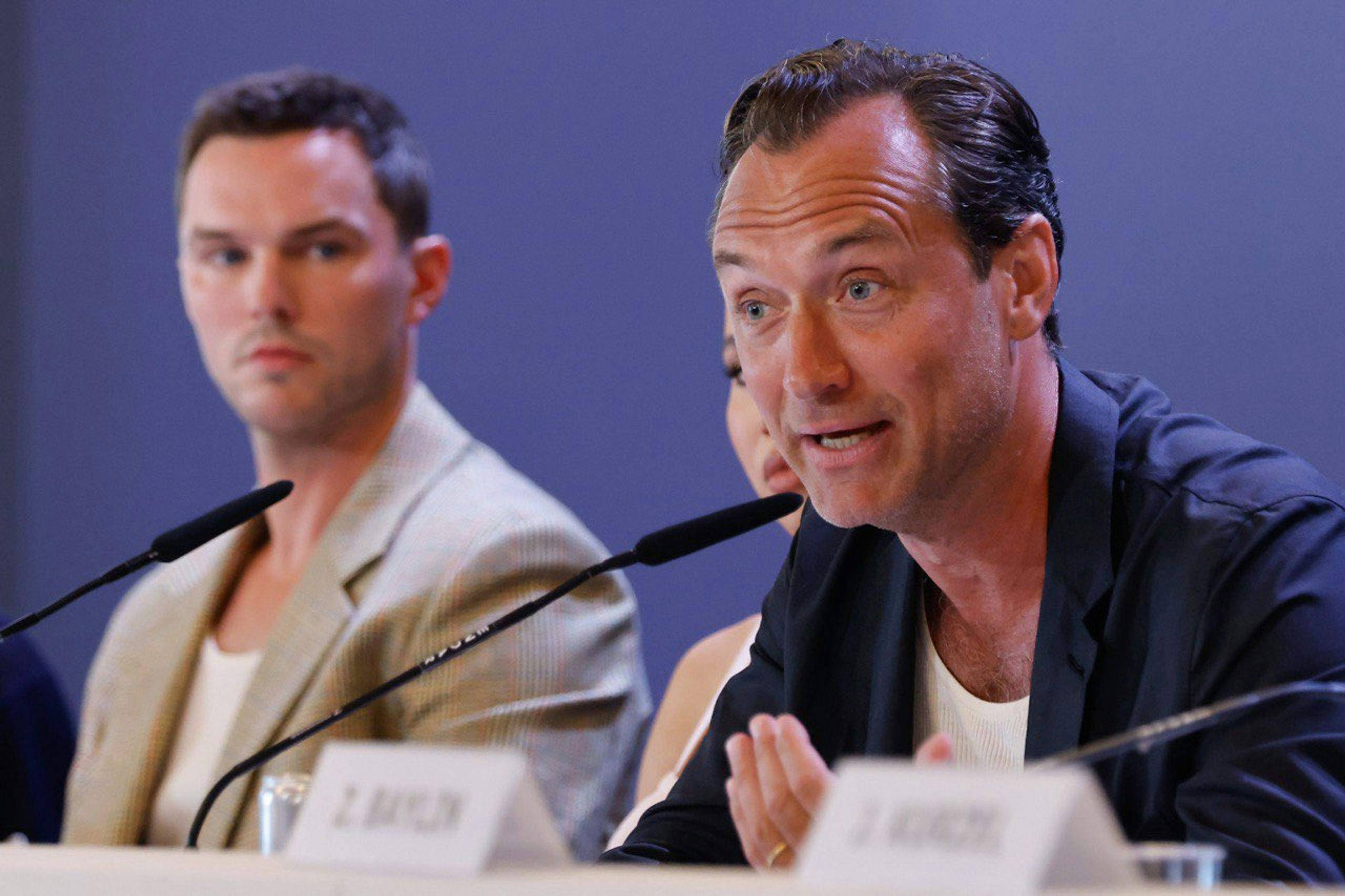 Jude Law y Nicholas Hoult en la rueda de prensa de presentación de 'The order' en el Festival de Venecia