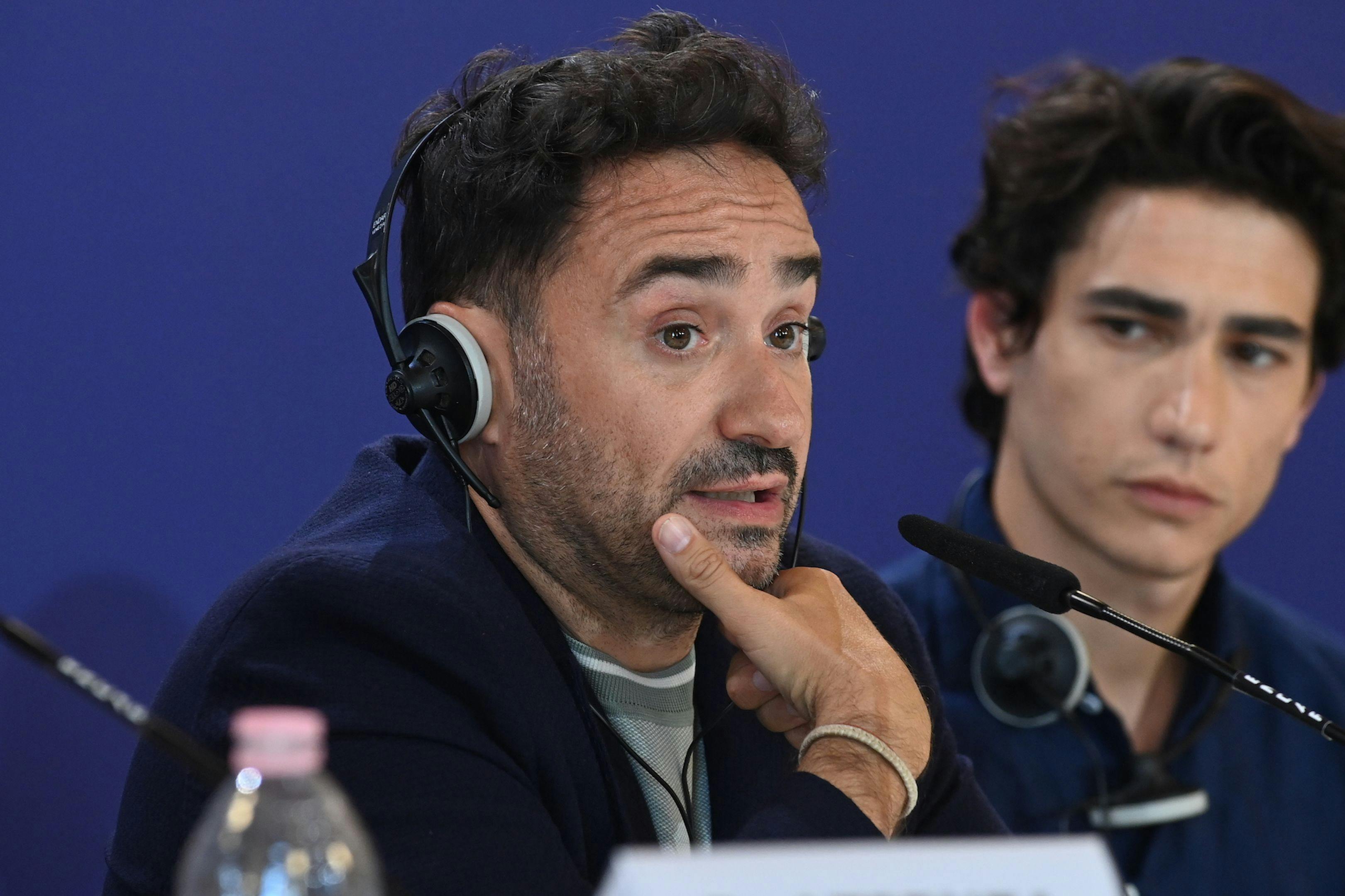 Juan Antonio Bayona y el actor Enzo Vogrincic en la rueda de prensa de 'La sociedad de la nieve' en el Festival de Venecia