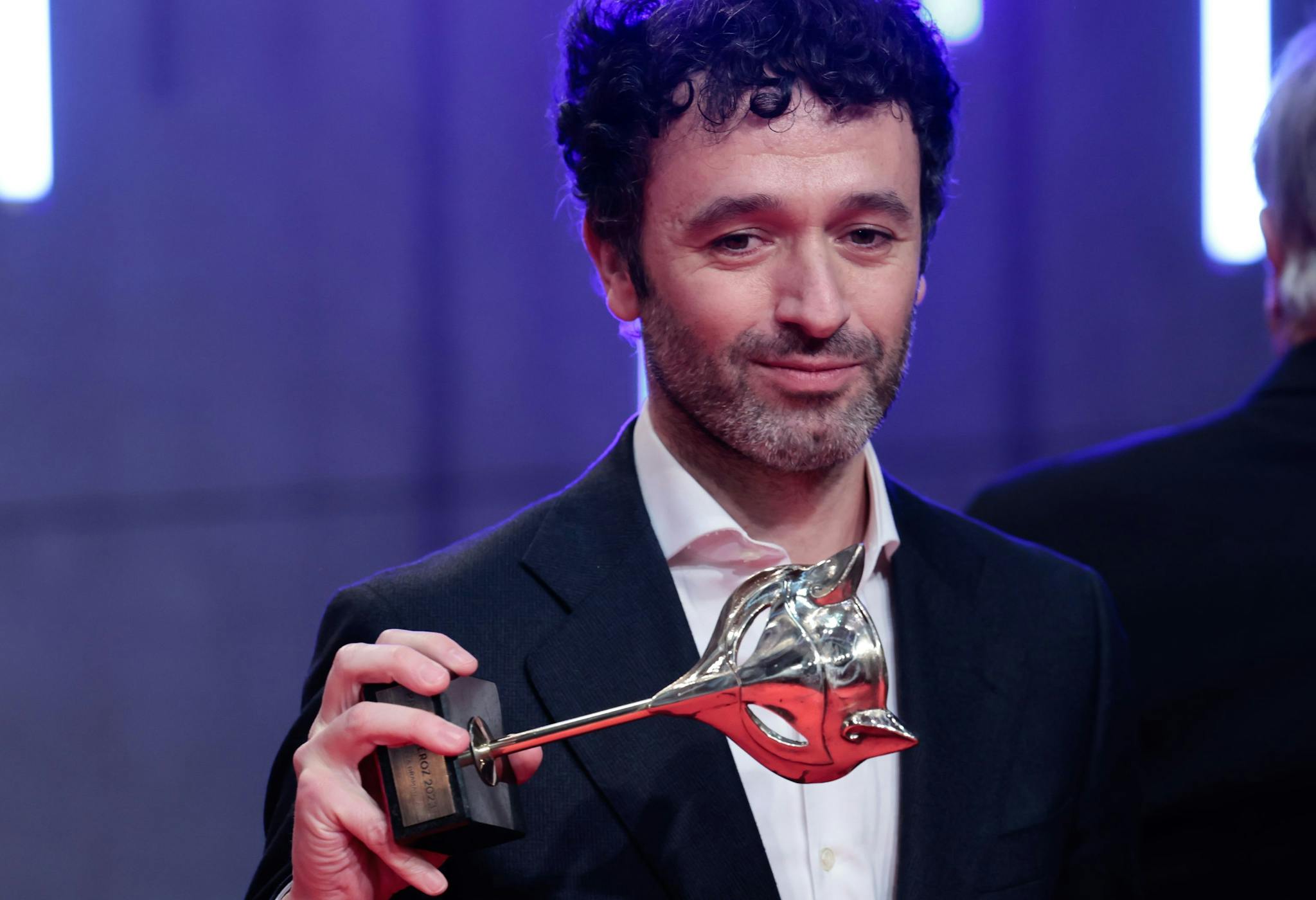 Rodrigo Sorogoyen posa con el Premio Feroz a Mejor Película para 'As bestas'