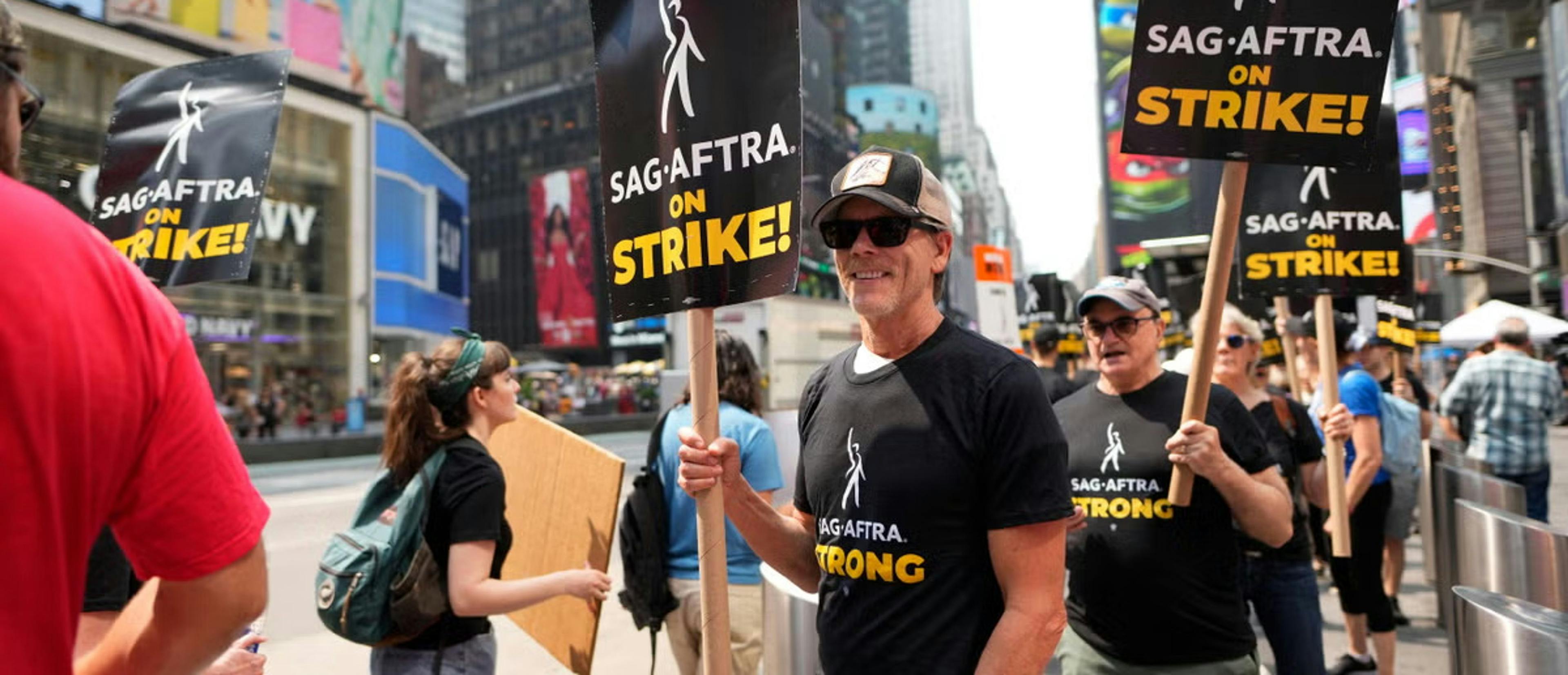 El actor Kevin Bacon se une a un piquete de la huelga de actores convocada por SAG-AFTRA en Nueva York