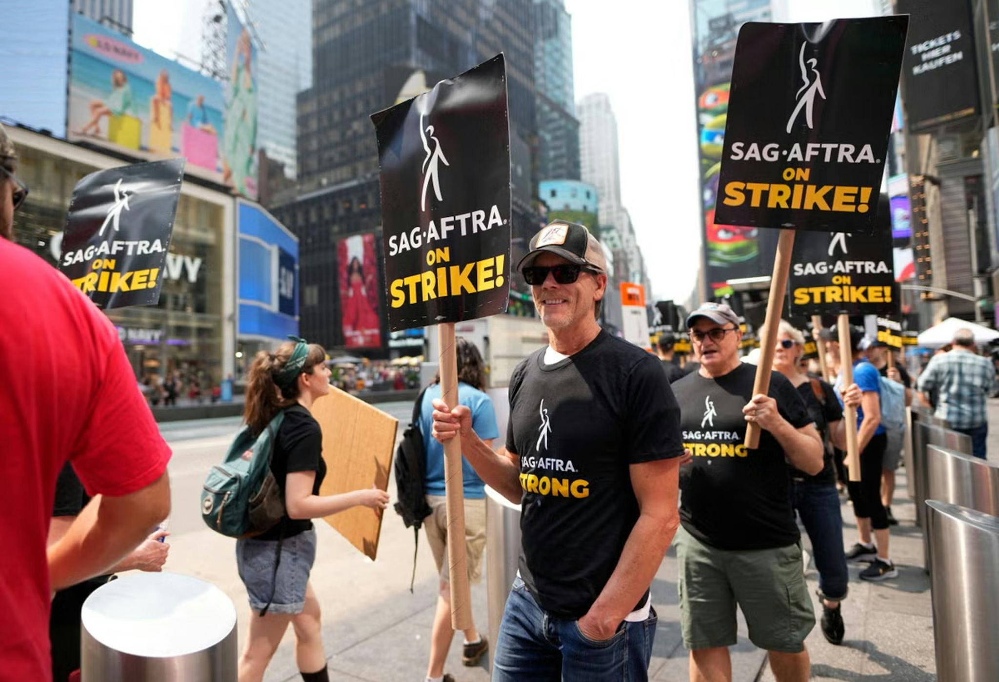 El actor Kevin Bacon se une a un piquete de la huelga de actores convocada por SAG-AFTRA en Nueva York