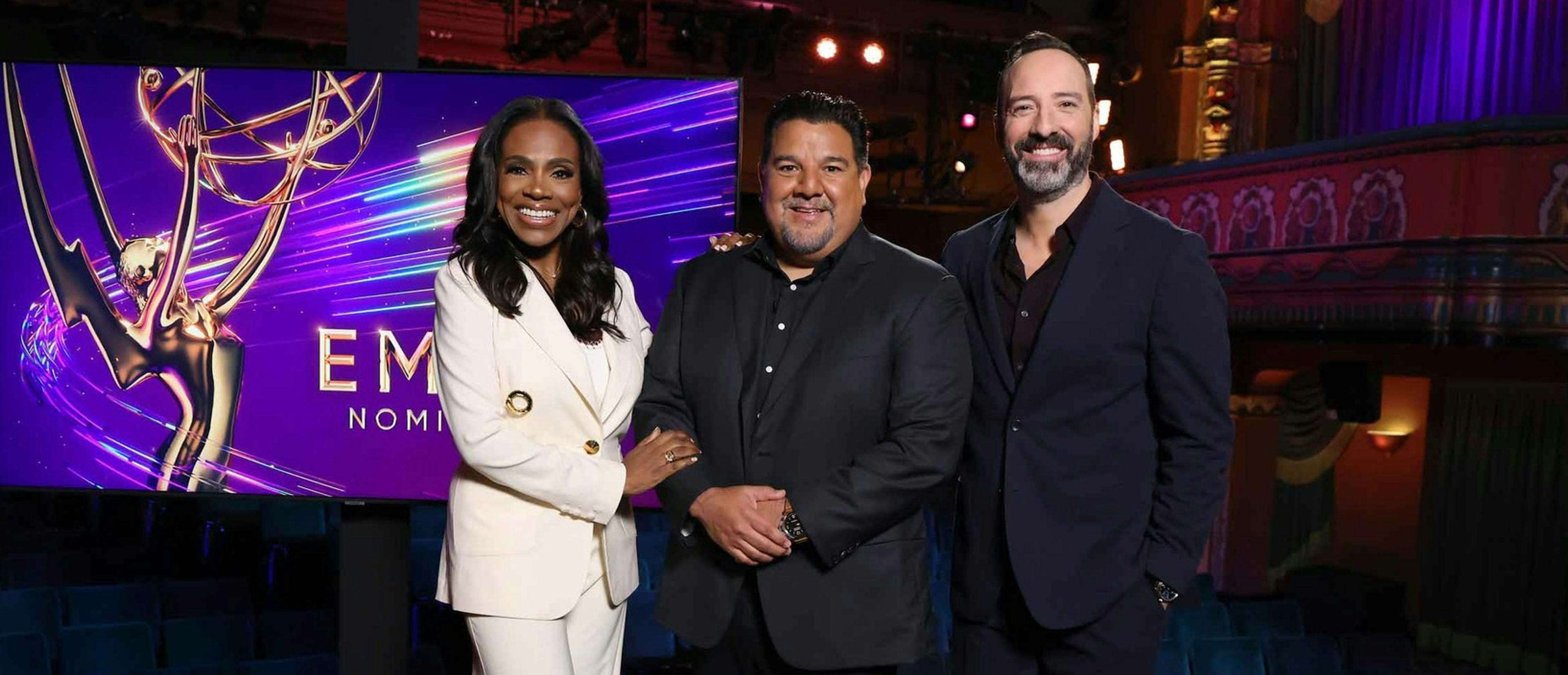 Los actores Sheryl Lee Ralph y Tony Hale, junto al presidente de la Television Academy Cris Abrego, en la lectura de nominaciones de los 76 Premios Emmy