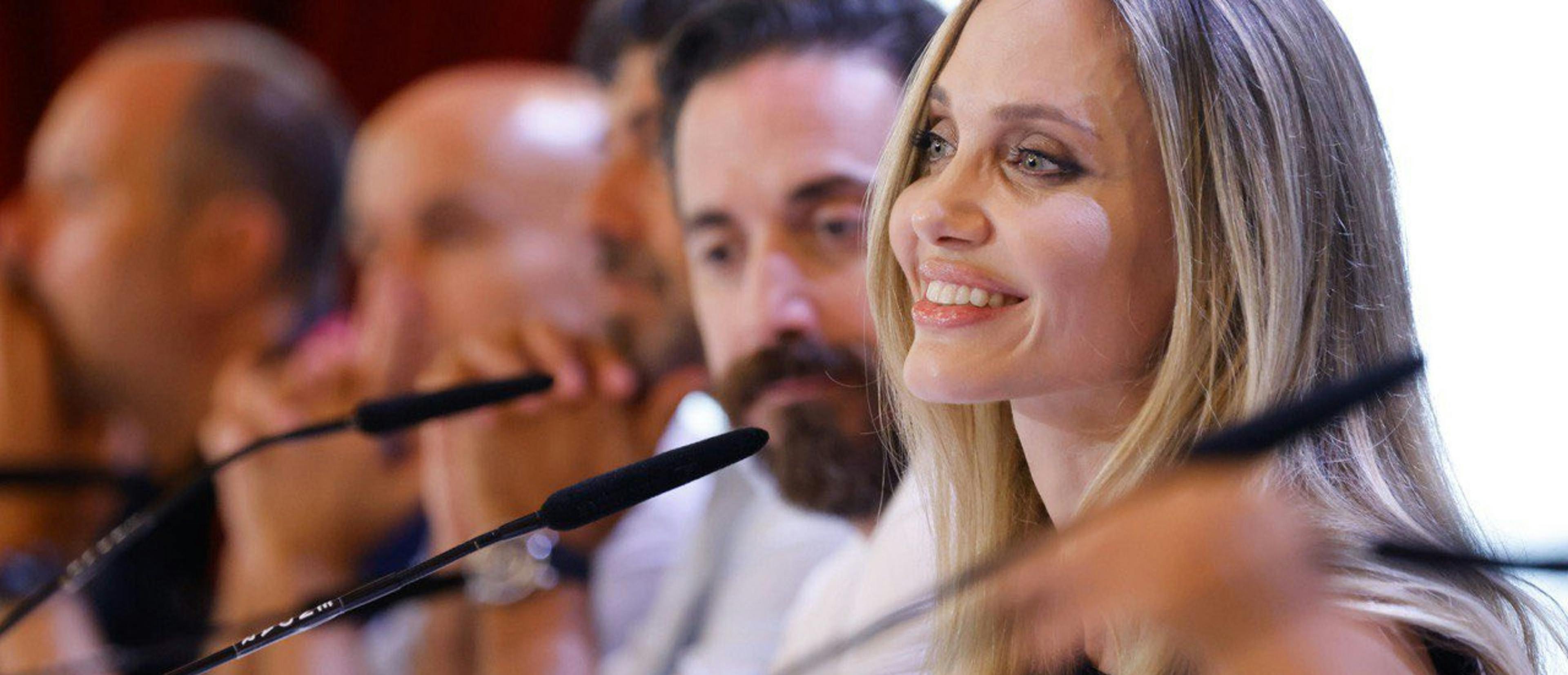 Pablo Larraín y Angelina Jolie en la rueda de prensa de presentación de 'Maria', en el Festival de Venecia 2024