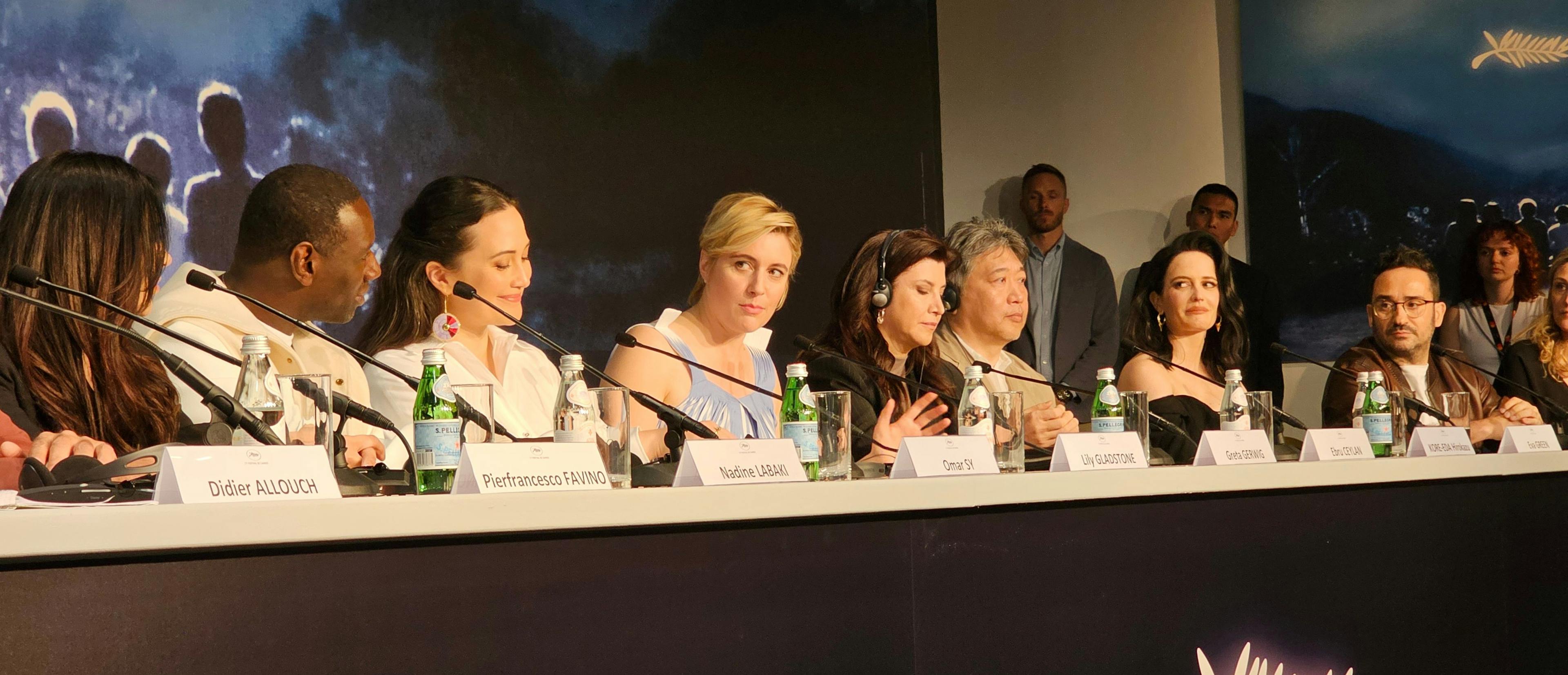 Rueda de prensa del jurado de la 77 edición de Cannes. En la foto izqd. a dcha. Nadine Labaki, Omar Sy, Lily Gladstone, Greta Gerwig, Ebru Ceylan, Kore-eda Hirokazu, Eva Green y J.A. Bayona