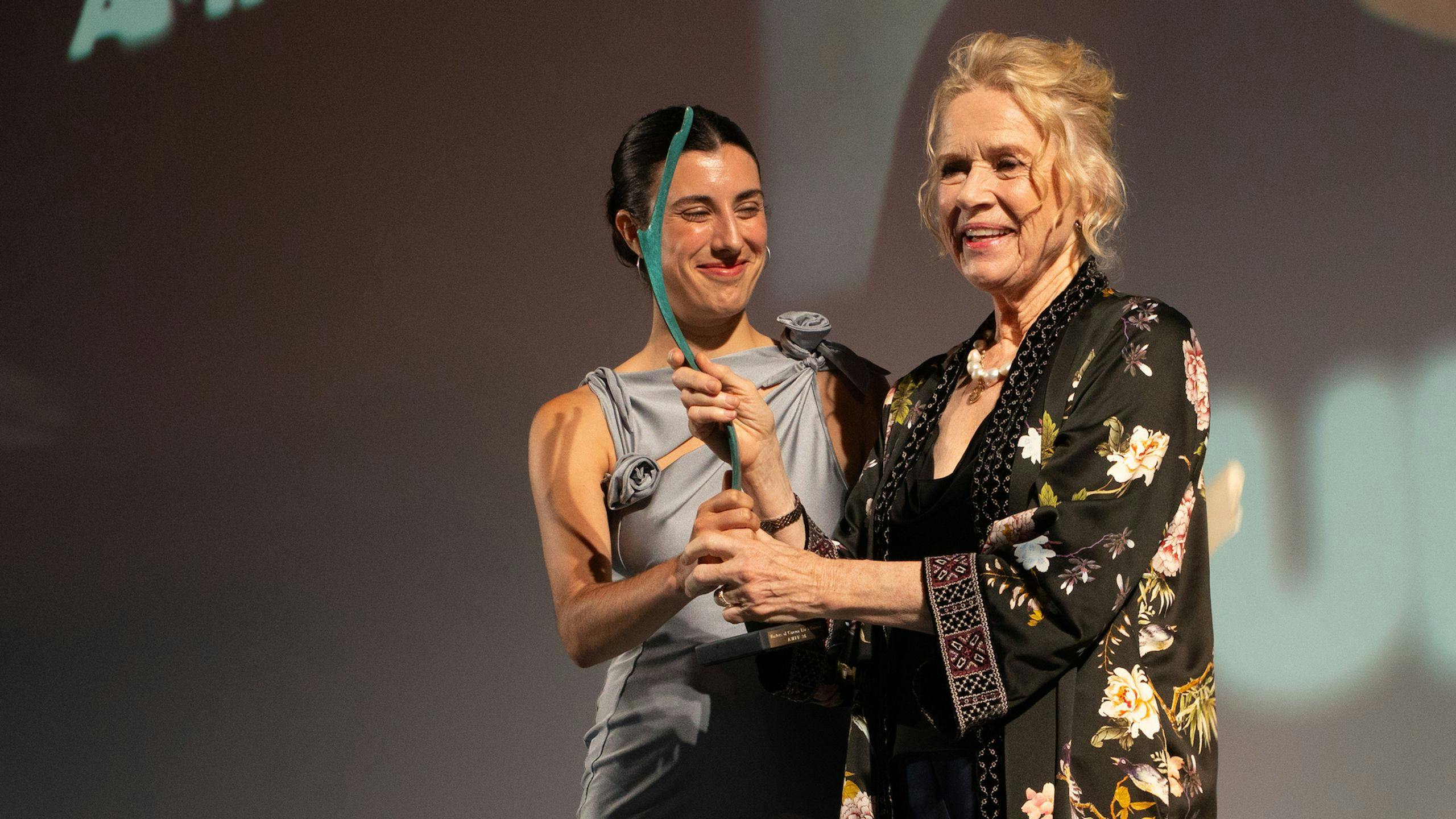 La directora Elena Martín GImeno entrega a Liv Ullmann el premio Masters of Cinema 2024 del Atlàntida Mallorca Film Fest