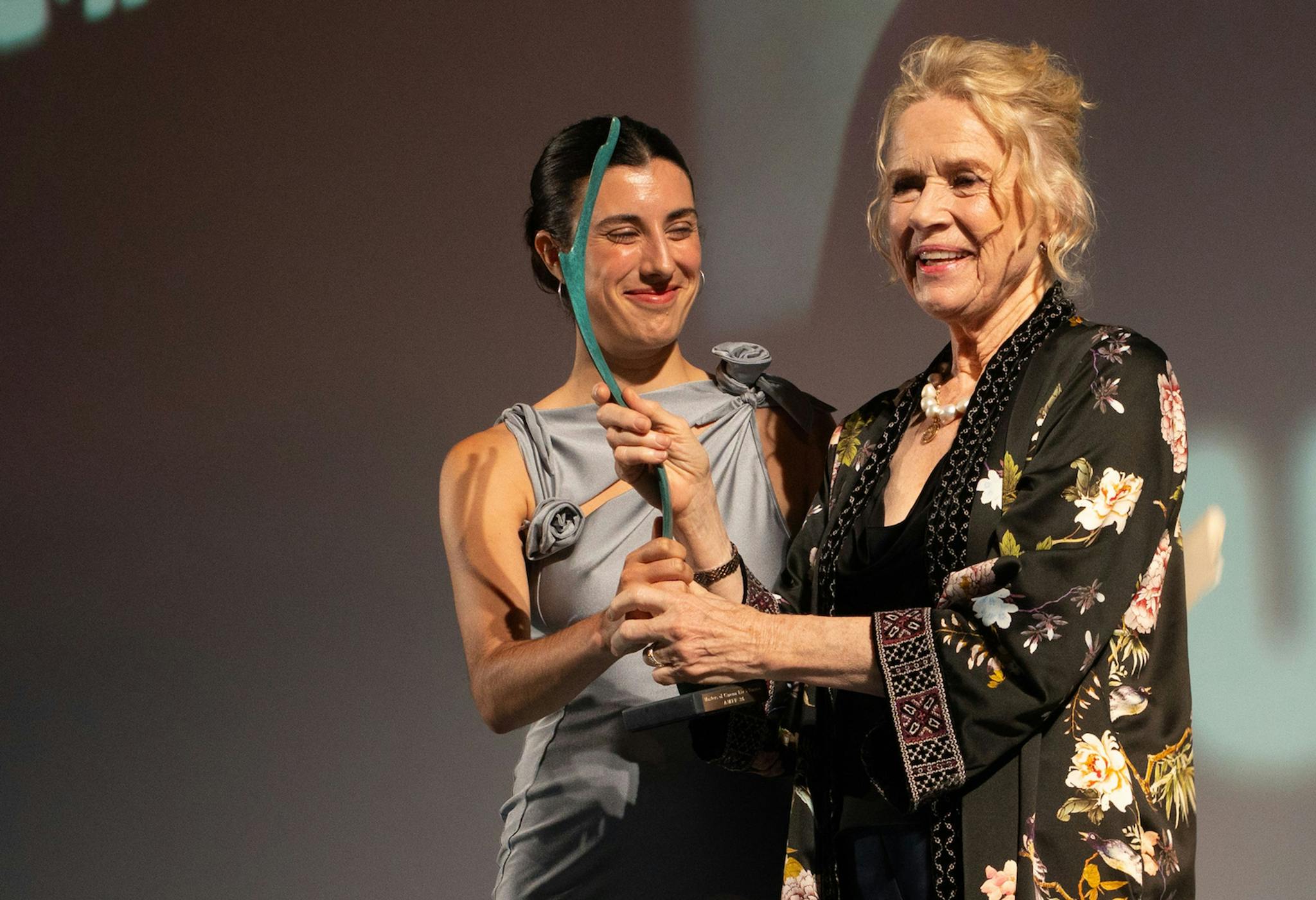 La directora Elena Martín GImeno entrega a Liv Ullmann el premio Masters of Cinema 2024 del Atlàntida Mallorca Film Fest