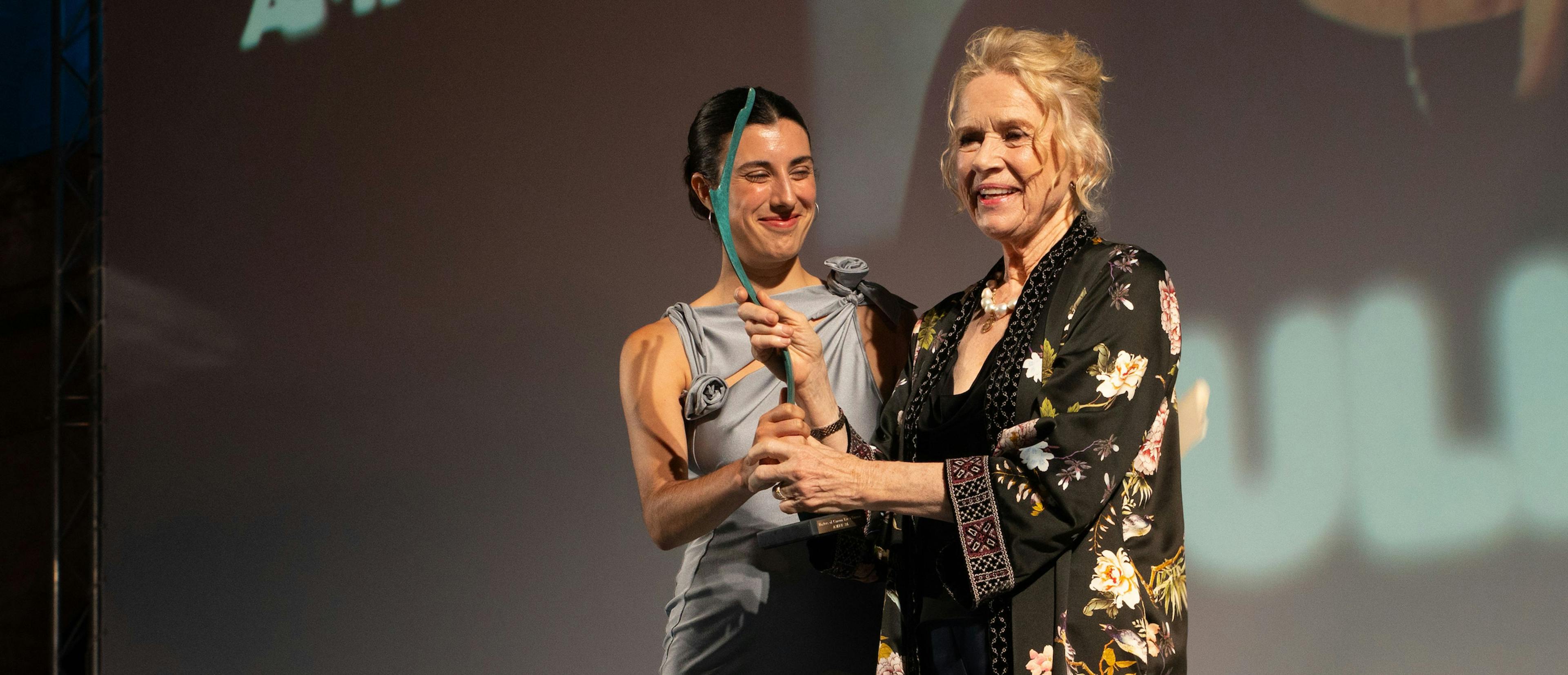 La directora Elena Martín GImeno entrega a Liv Ullmann el premio Masters of Cinema 2024 del Atlàntida Mallorca Film Fest