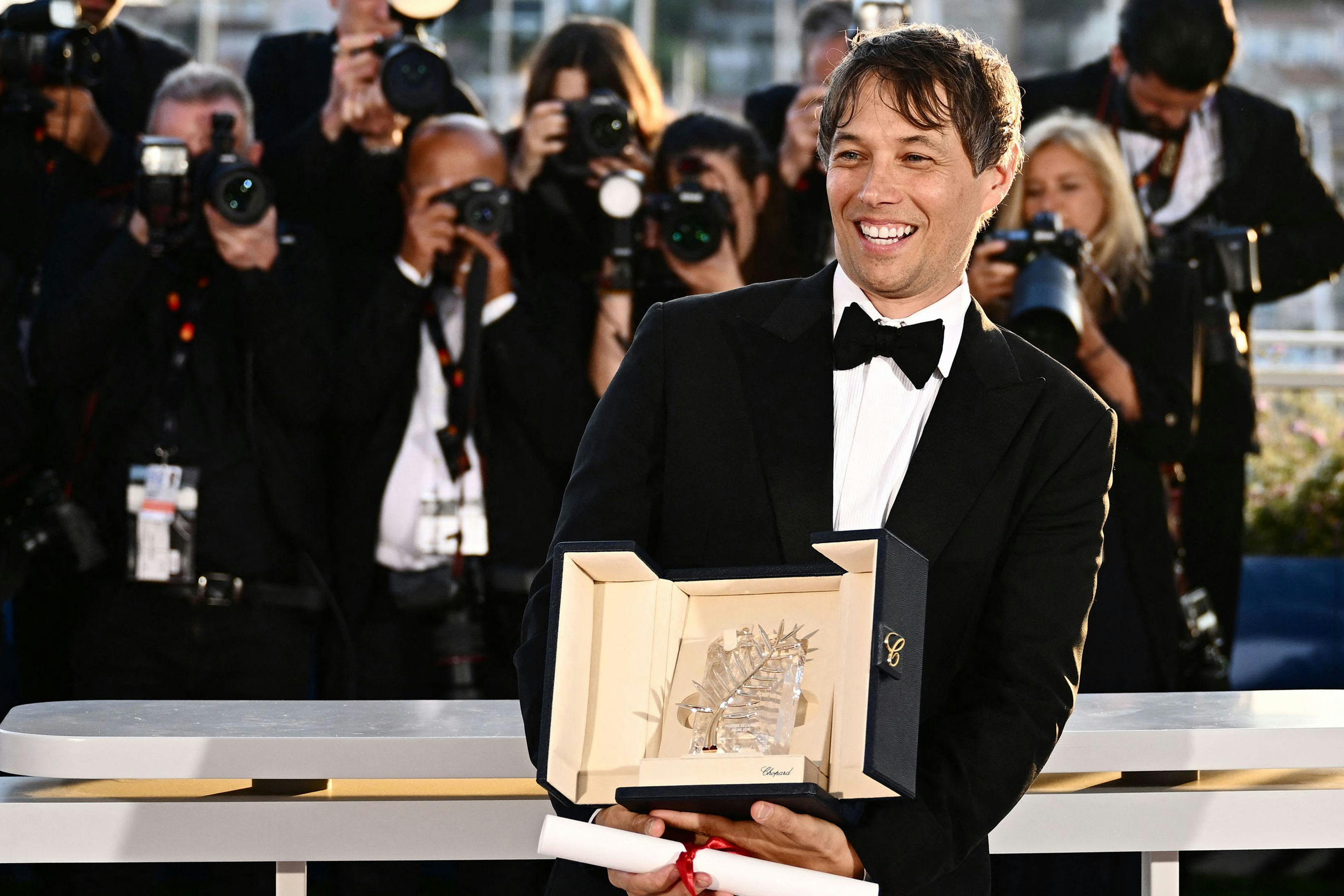 El director Sean Baker posa con la Palma de Oro del Festival de Cannes 2024 por 'Anora'