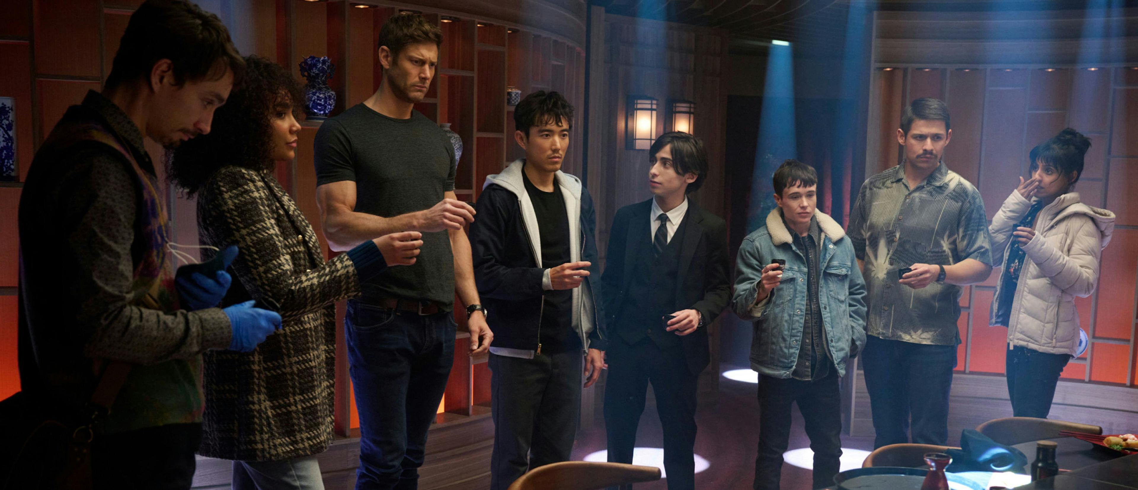 Fotograma de 'The Umbrella Academy', con Elliot Page, Emmy Raver-Lampman, Aidan Gallagher, Robert Sheehan, David Castañeda, Justin H. Min y Ritu Arya