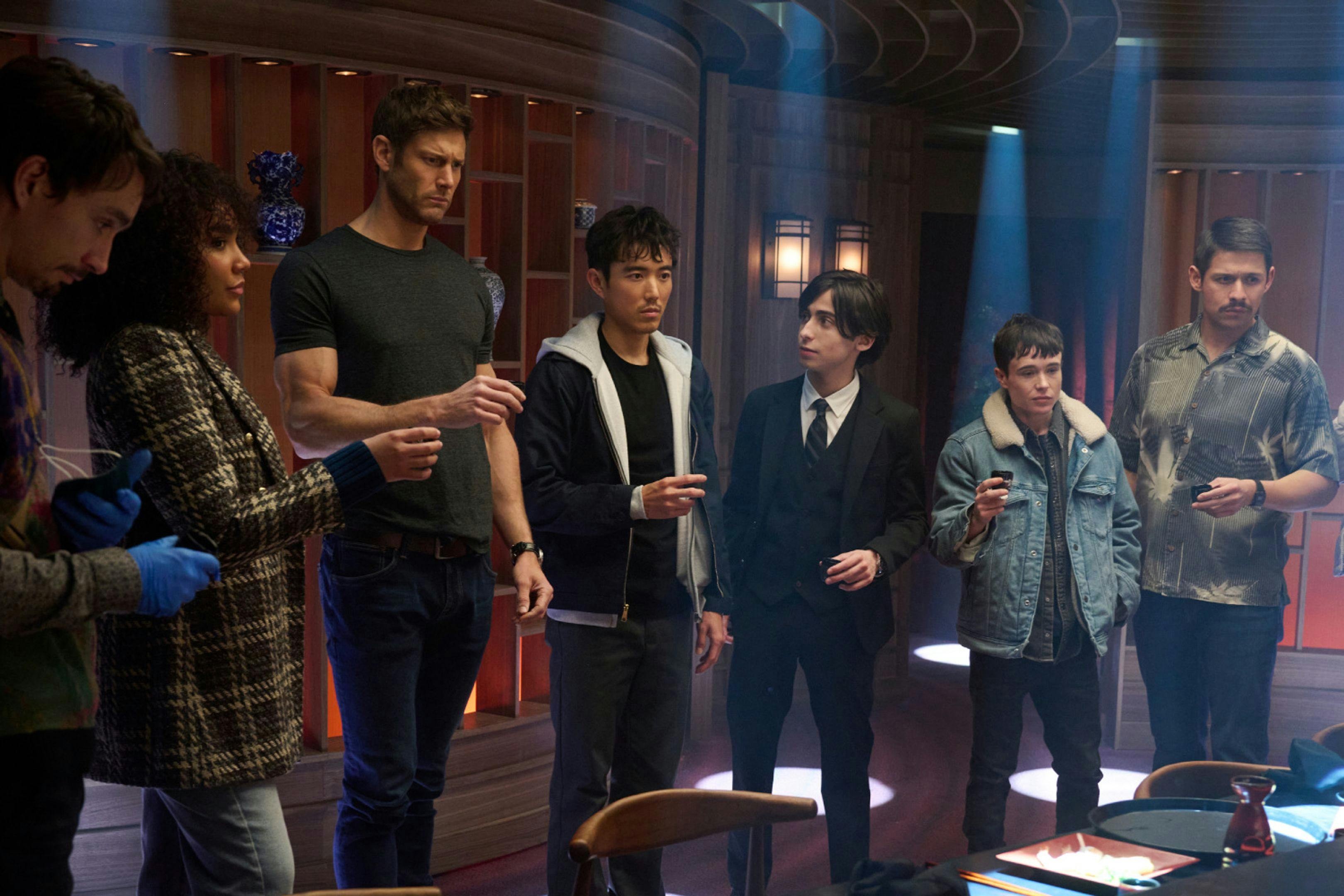 Fotograma de la cuarta temporada de 'The Umbrella Academy', con Elliot Page, Emmy Raver-Lampman, Aidan Gallagher, Robert Sheehan, David Castañeda, Justin H. Min y Ritu Arya