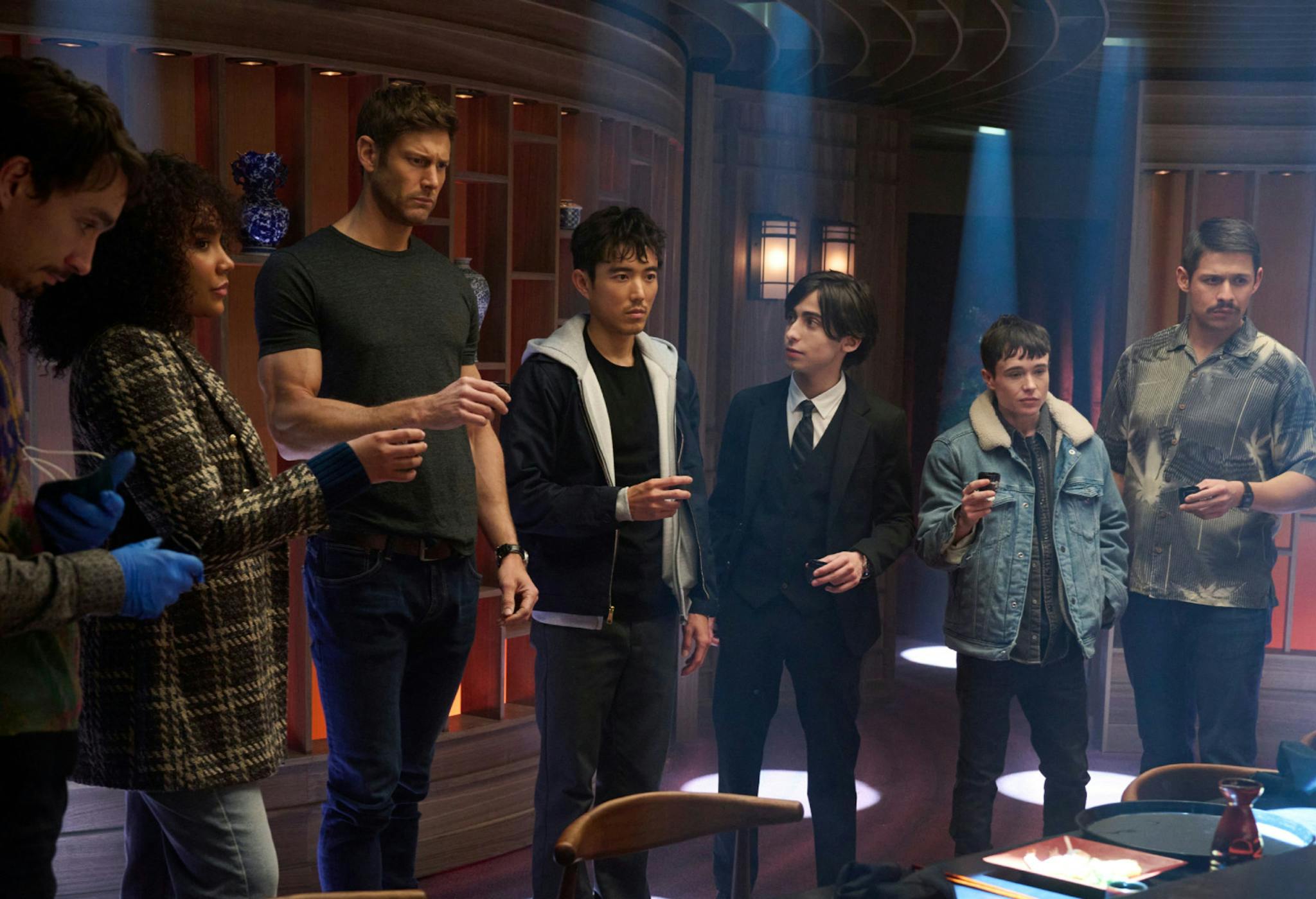 Fotograma de 'The Umbrella Academy', con Elliot Page, Emmy Raver-Lampman, Aidan Gallagher, Robert Sheehan, David Castañeda, Justin H. Min y Ritu Arya