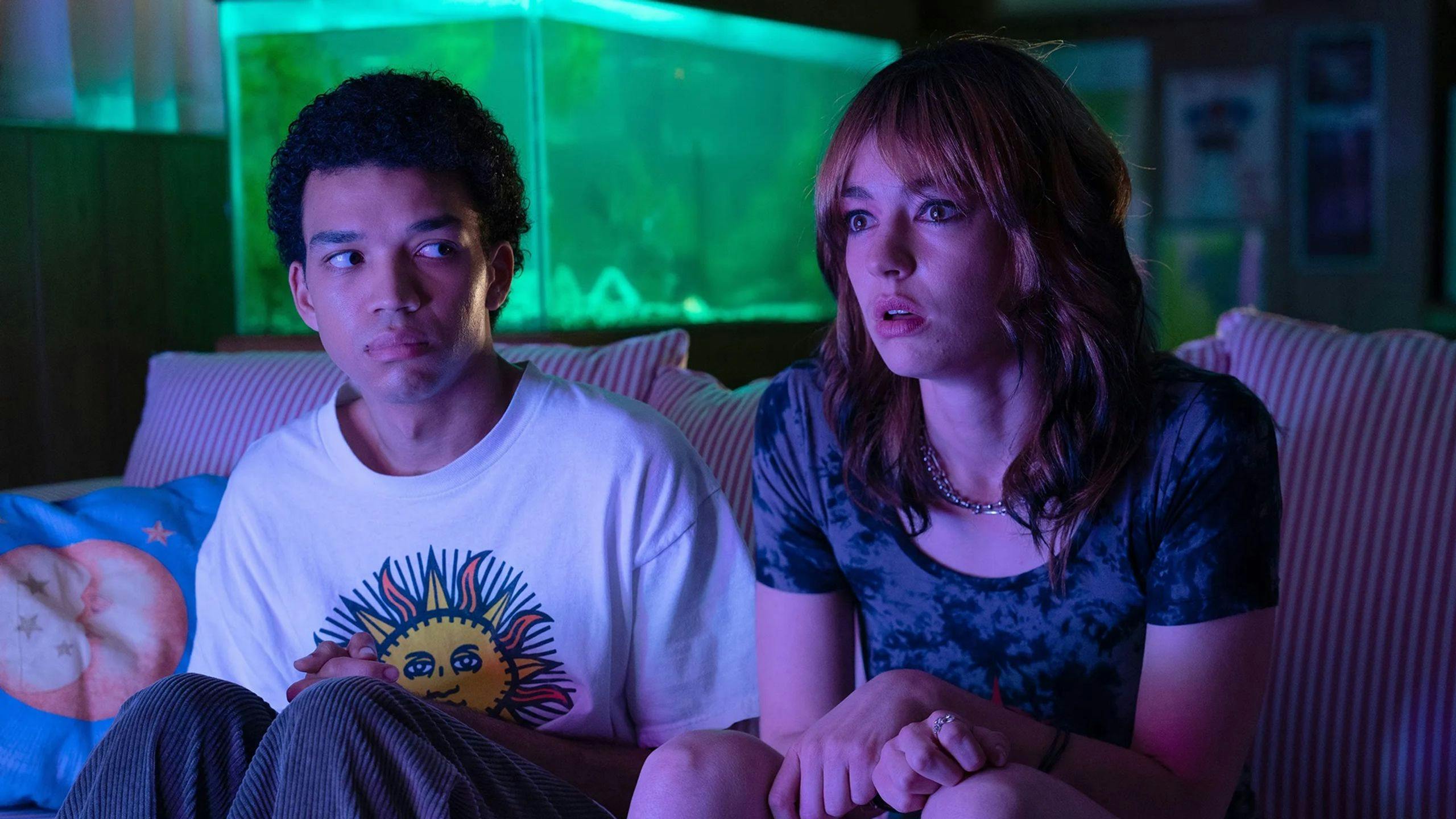 Justice Smith y Brigette Lundy-Paine en una imagen promocional de 'I saw the tv glow'