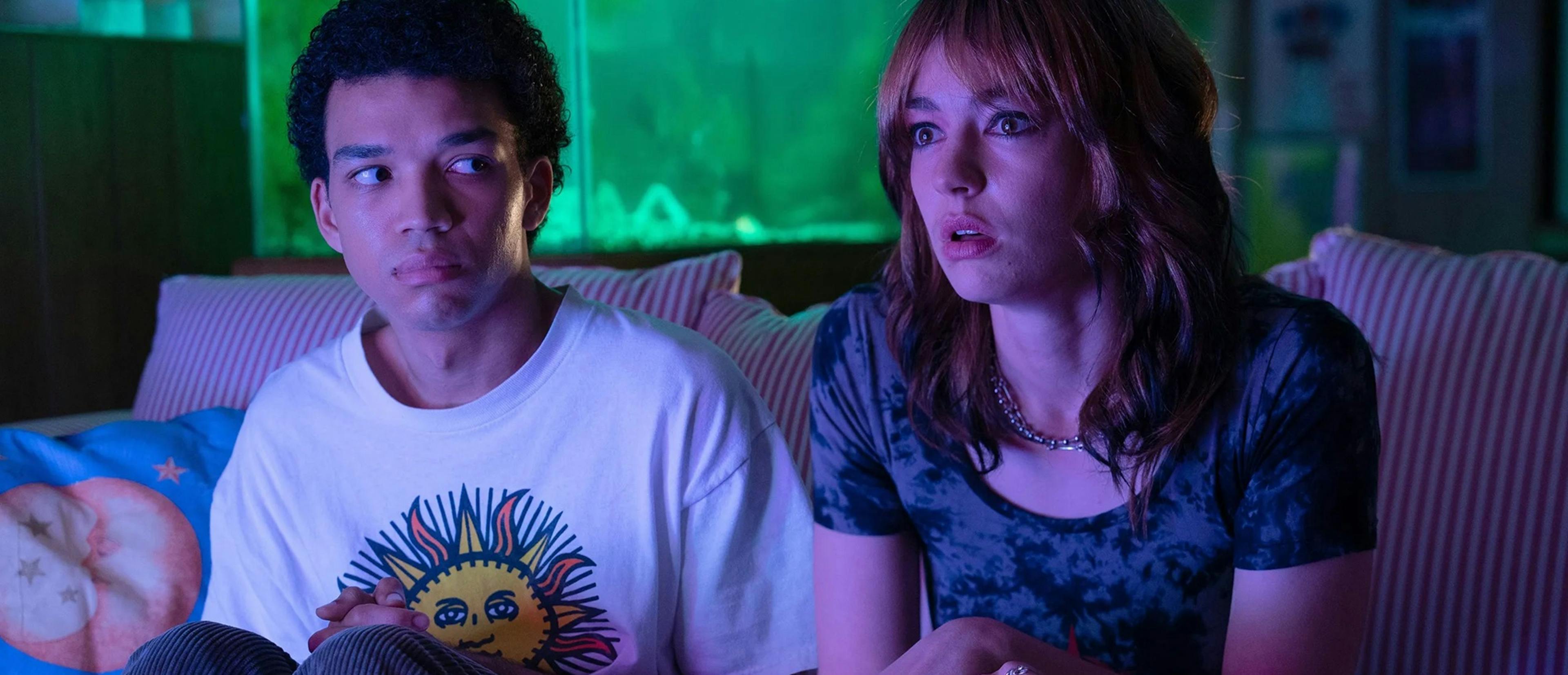 Justice Smith y Brigette Lundy-Paine en una imagen promocional de 'I saw the tv glow'