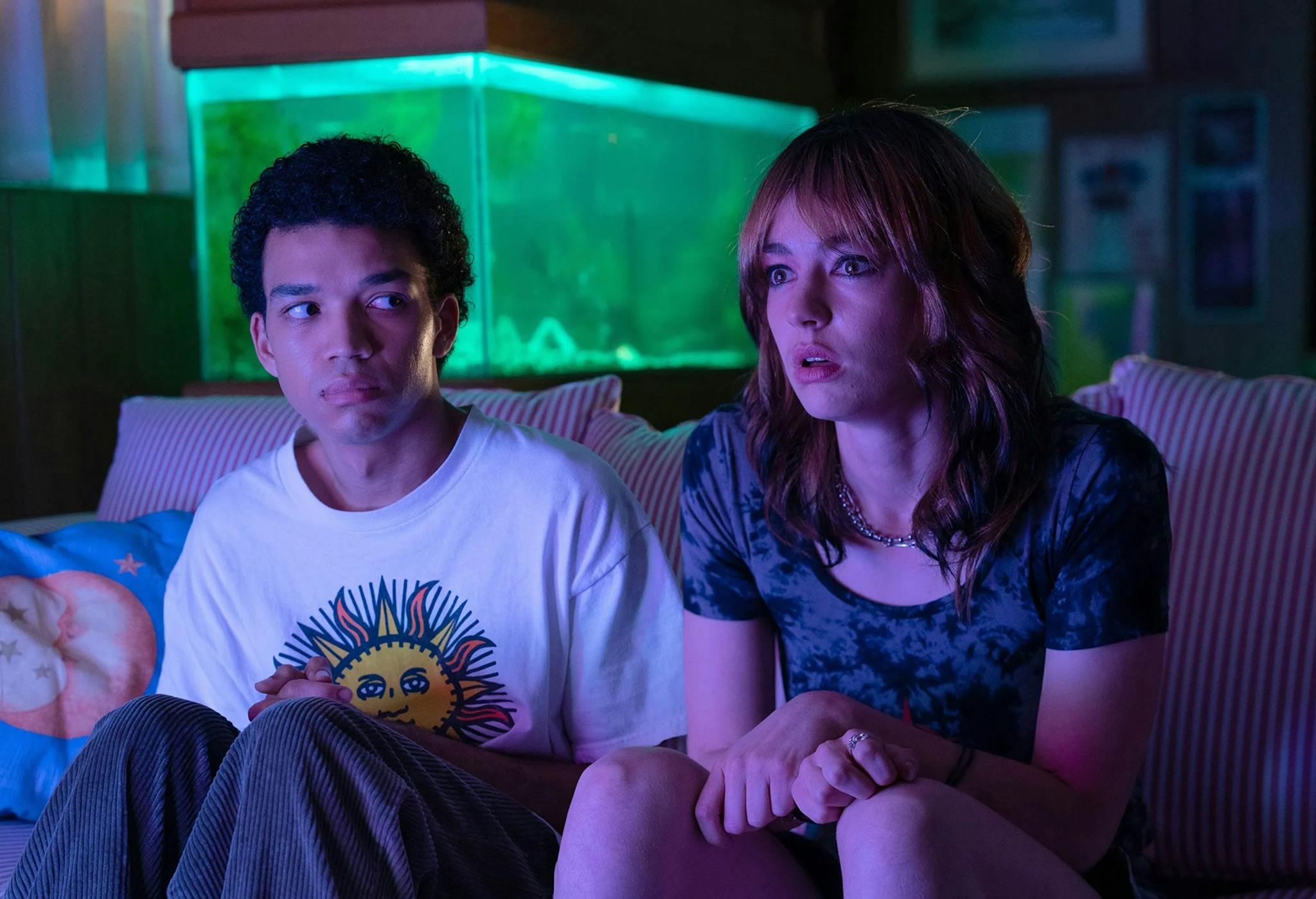 Justice Smith y Brigette Lundy-Paine en una imagen promocional de 'I saw the tv glow'