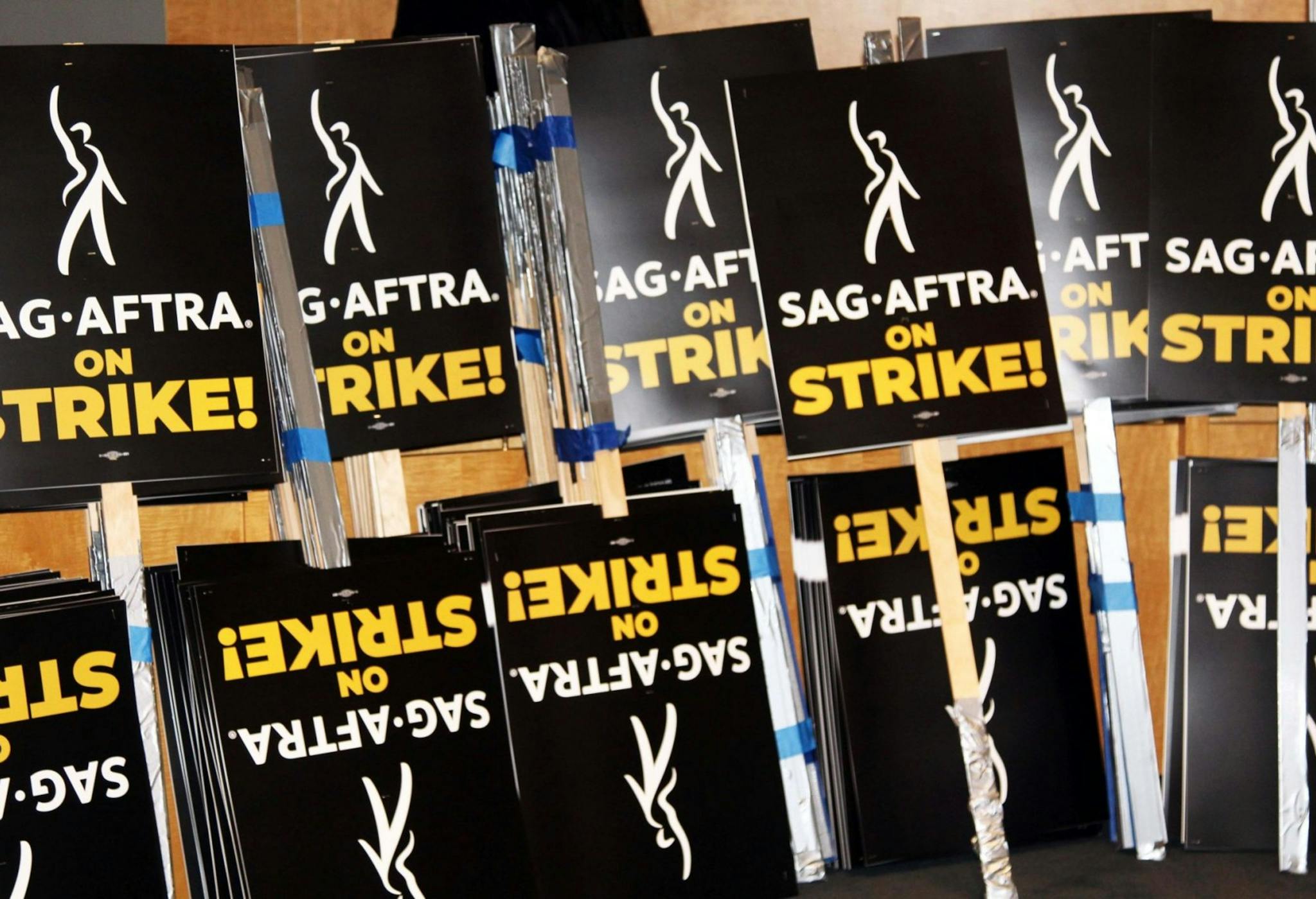 Carteles preparados para la huelga de actores del SAG-AFTRA.