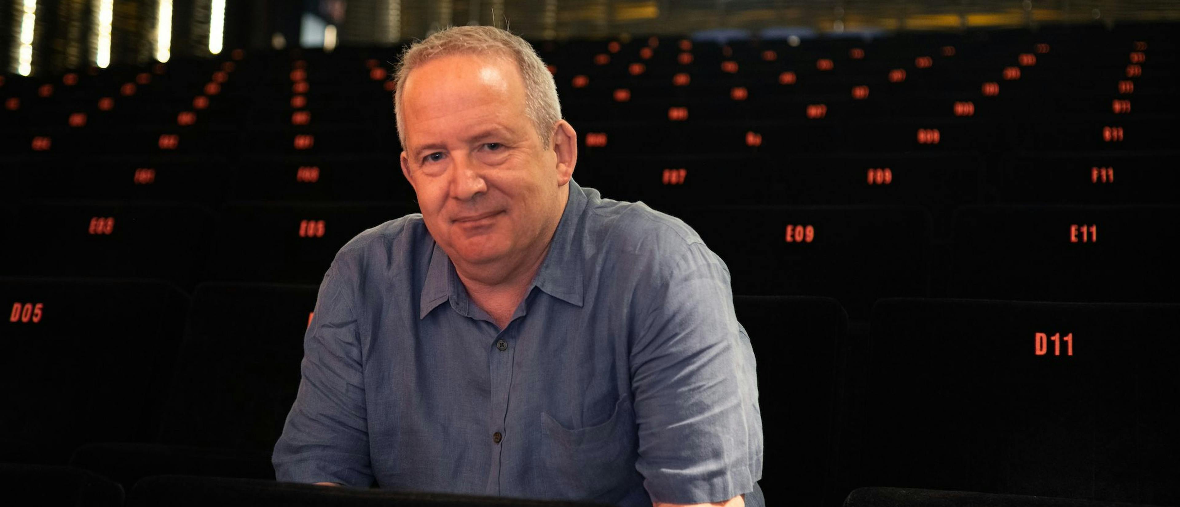 Ted Hope posa en la Cineteca del Matadero (Madrid) durante su visita al ECAM Forum 2024