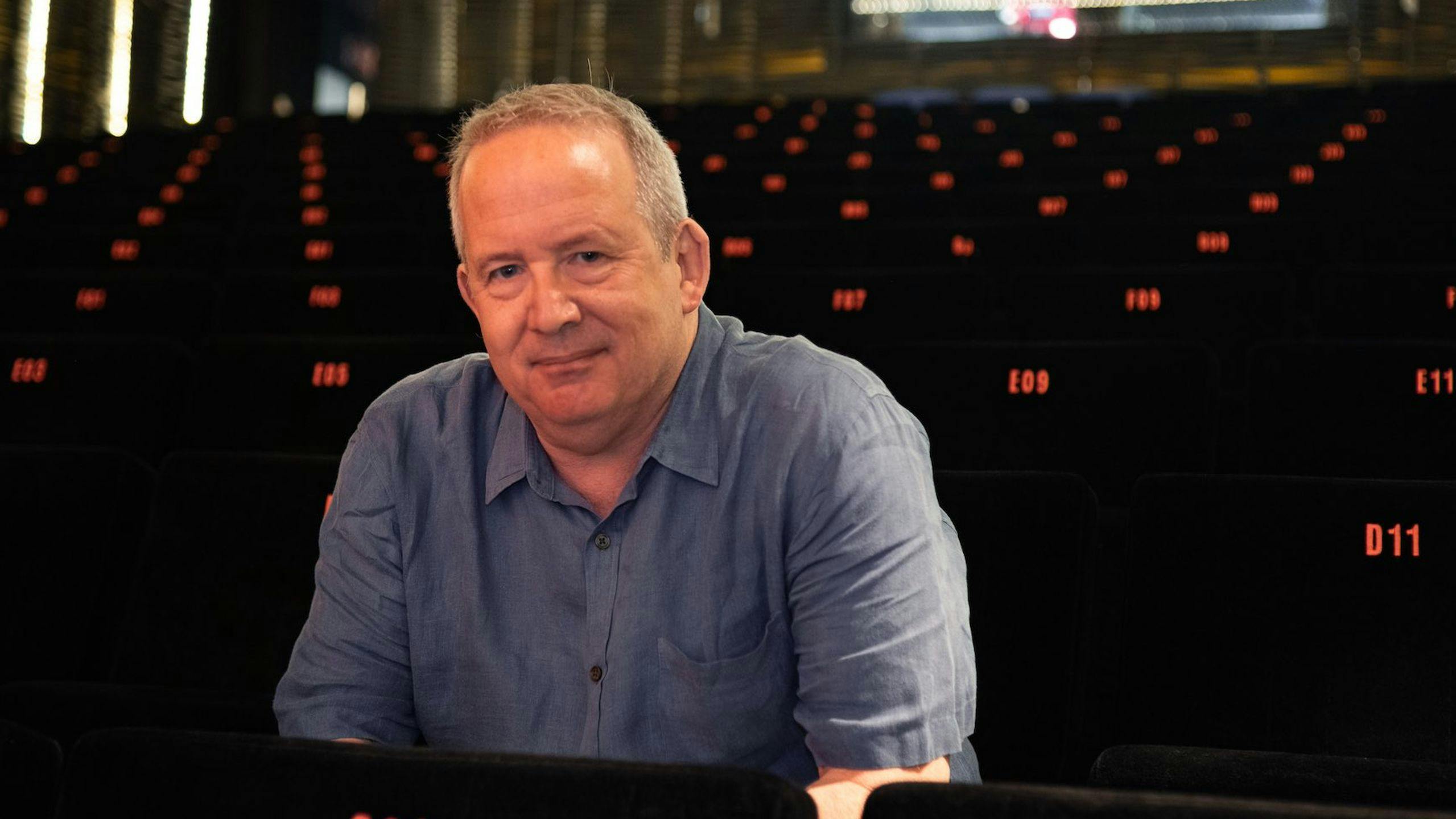 Ted Hope posa en la Cineteca del Matadero (Madrid) durante su visita al ECAM Forum 2024