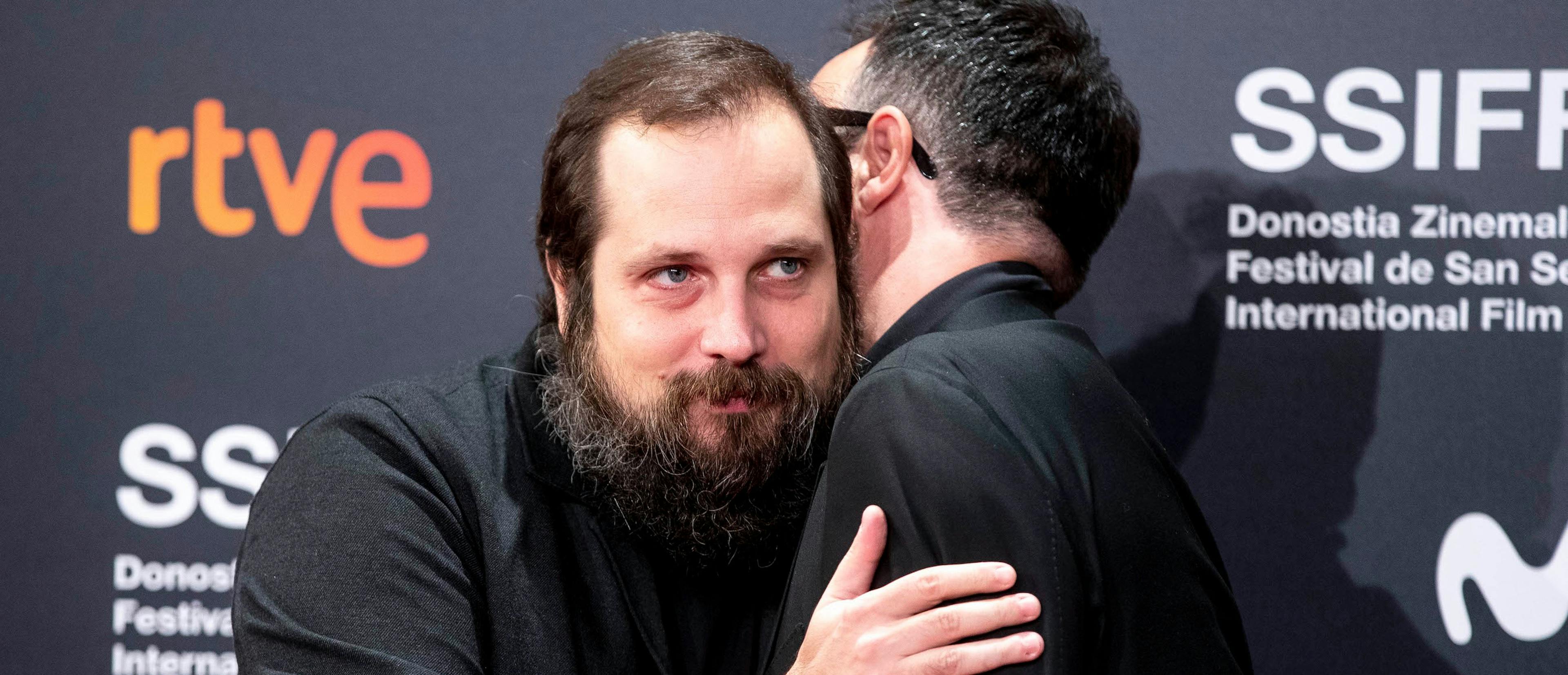 El director de cine Carlos Vermut abraza a su compañero Paco Plaza en el Festival de San Sebastián del año 2021