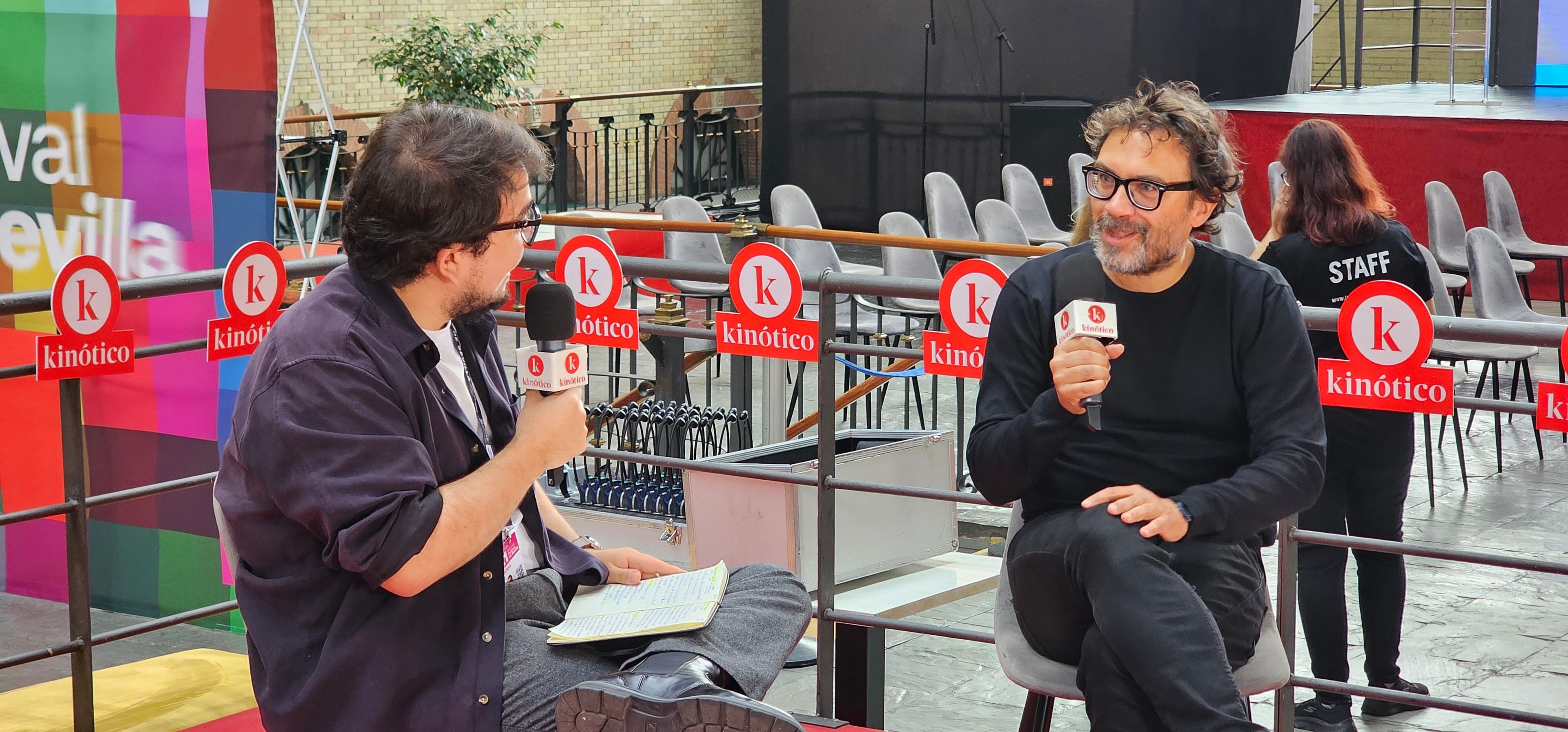 El director Elías León Siminani, a su paso por el set Kinótico en el Festival de Sevilla, para presentar 'El circo de los muchachos'