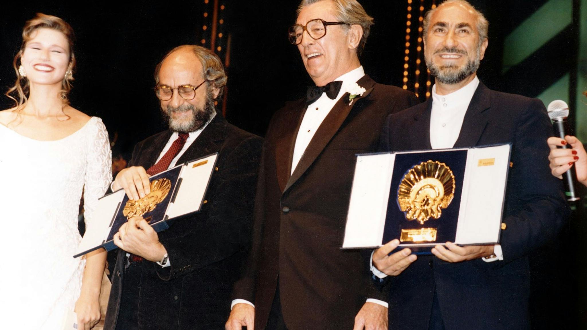 Dariush Mehrjui, a la derecha, junto a Robert Mitchum y a Arturo Ripstein en 1993