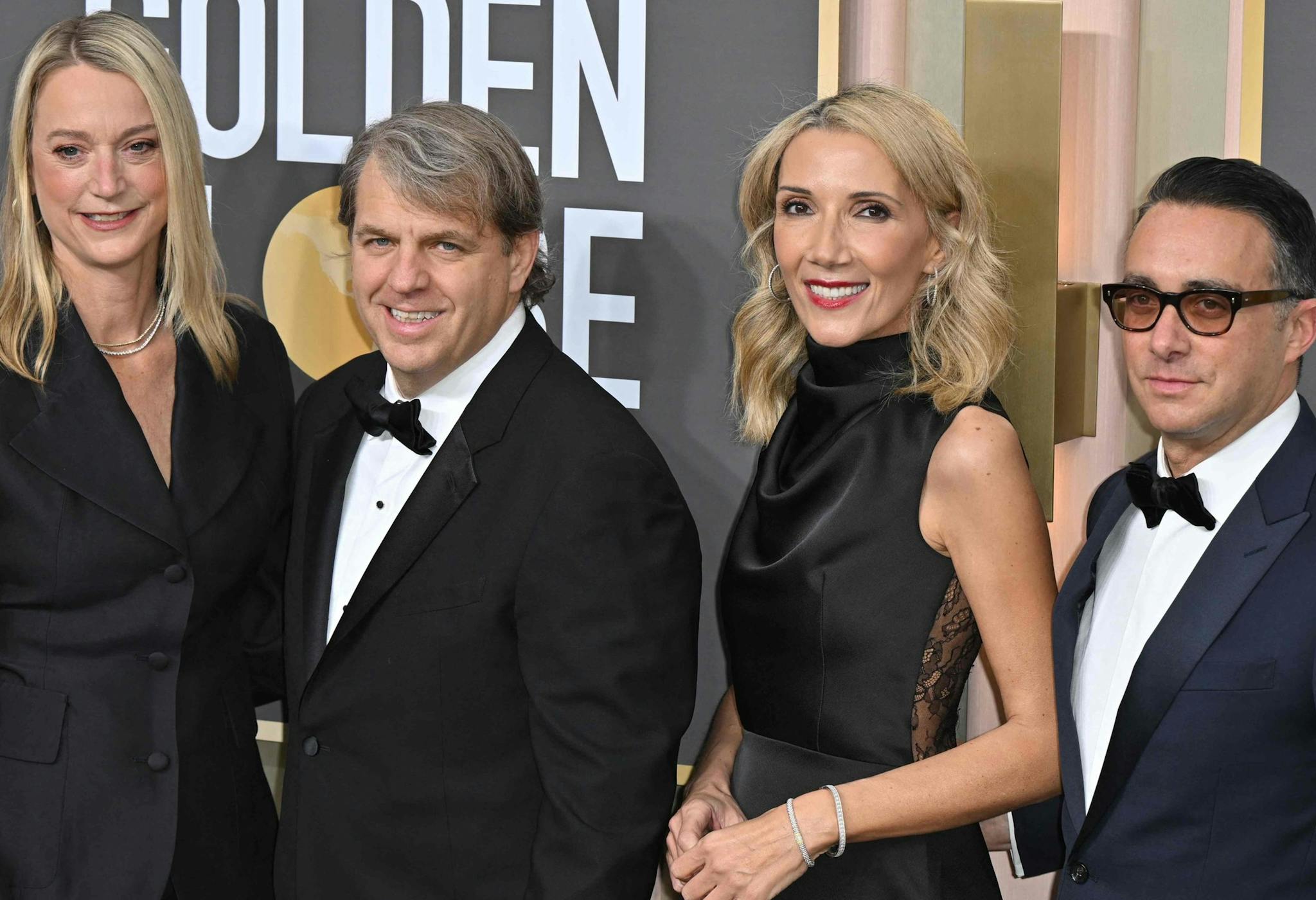 El CEO de Eldridge Industries, Todd Boehly, y la presidenta de los Globos de Oro, Helen Hoehne (ambos en el centro), en el photocall de la gala