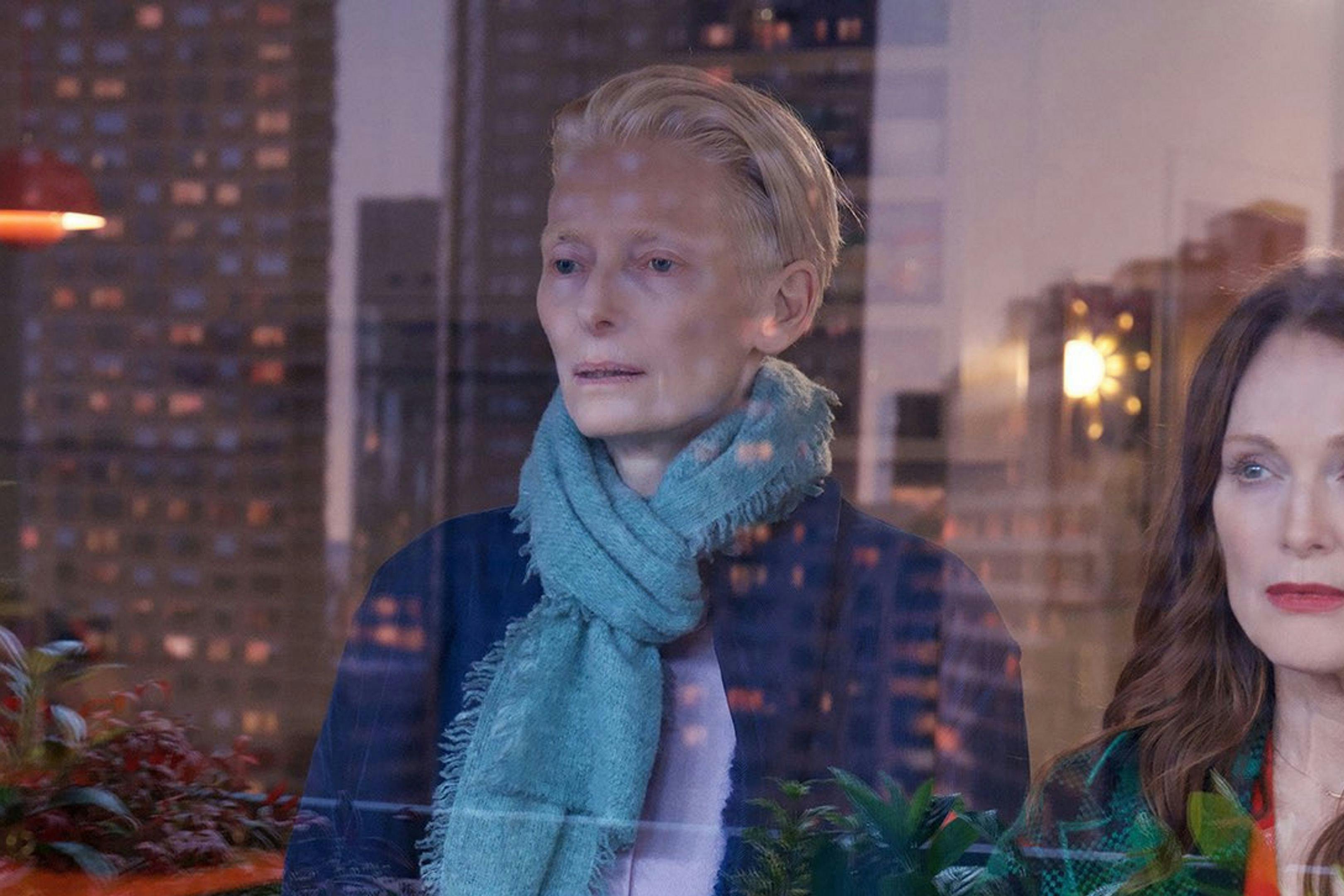 Tilda Swinton y Julianne Moore en un fotograma de 'La habitación de al lado', de Pedro Almodóvar