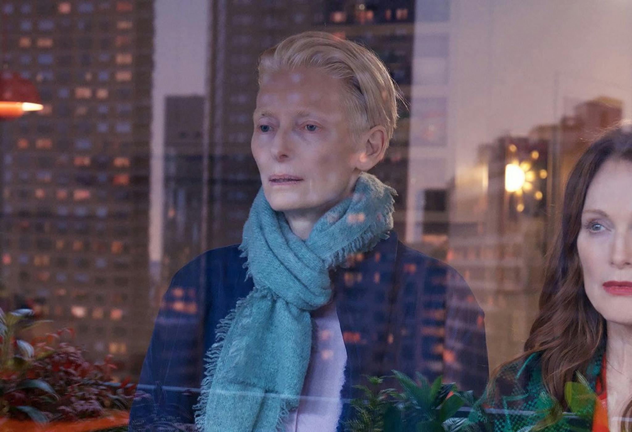 Tilda Swinton y Julianne Moore en un fotograma de 'La habitación de al lado', de Pedro Almodóvar