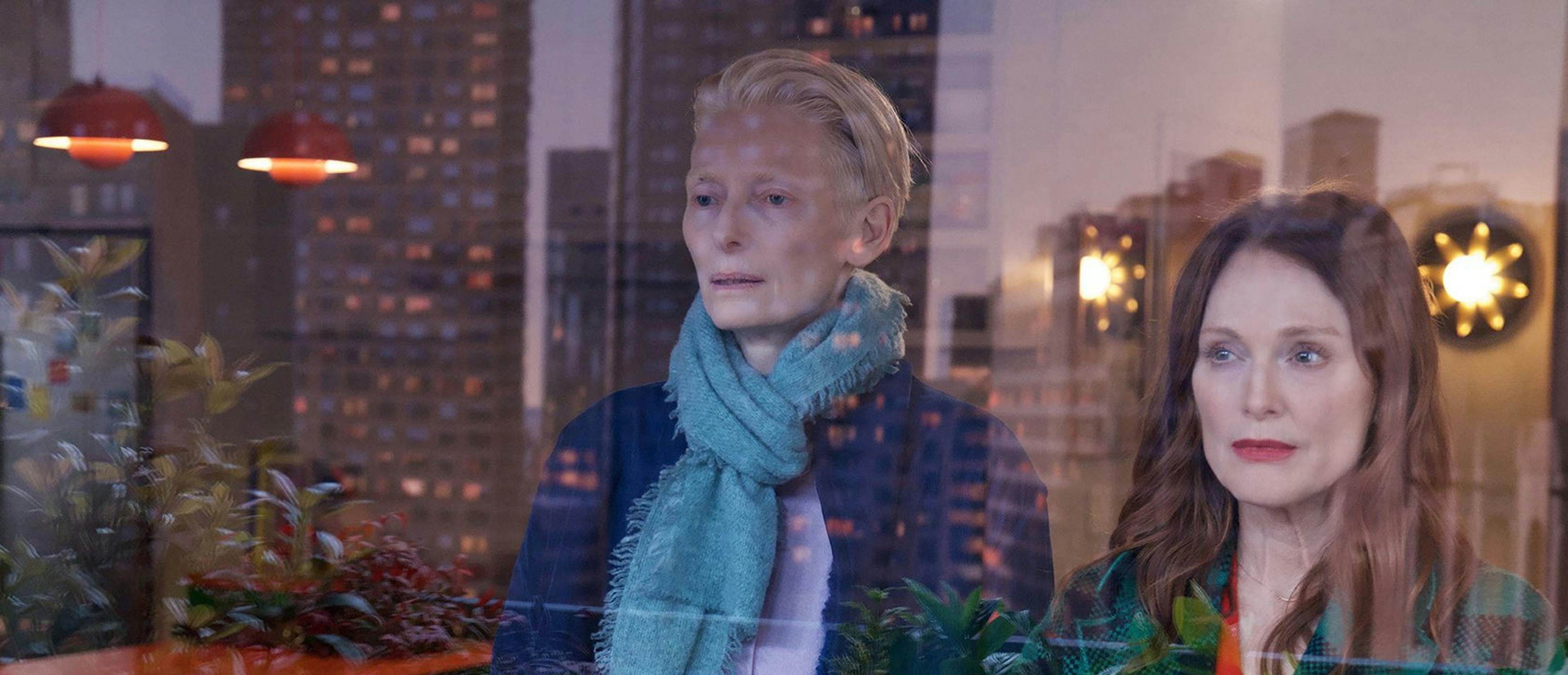 Tilda Swinton y Julianne Moore en un fotograma de 'La habitación de al lado', de Pedro Almodóvar