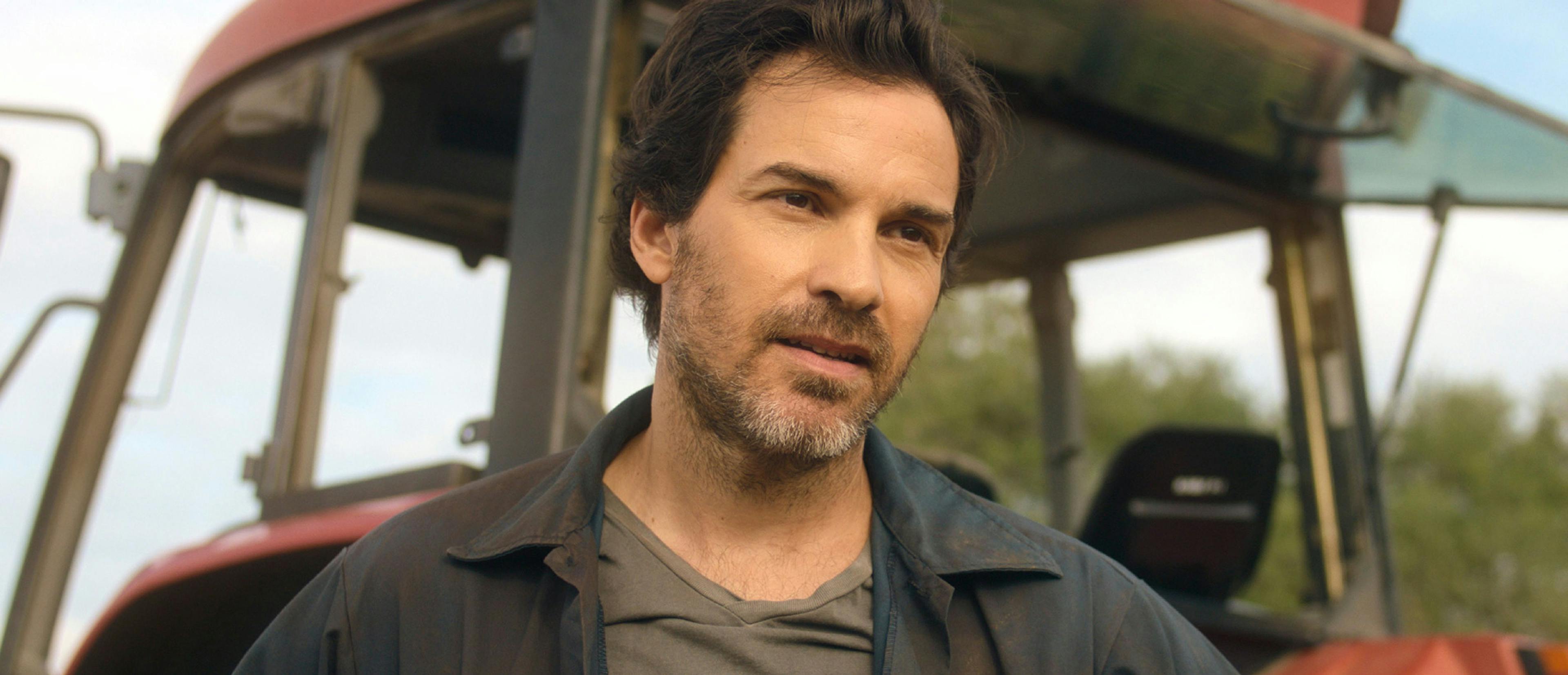 Fotograma de la serie 'Tierra de mujeres', con Santiago Cabrera