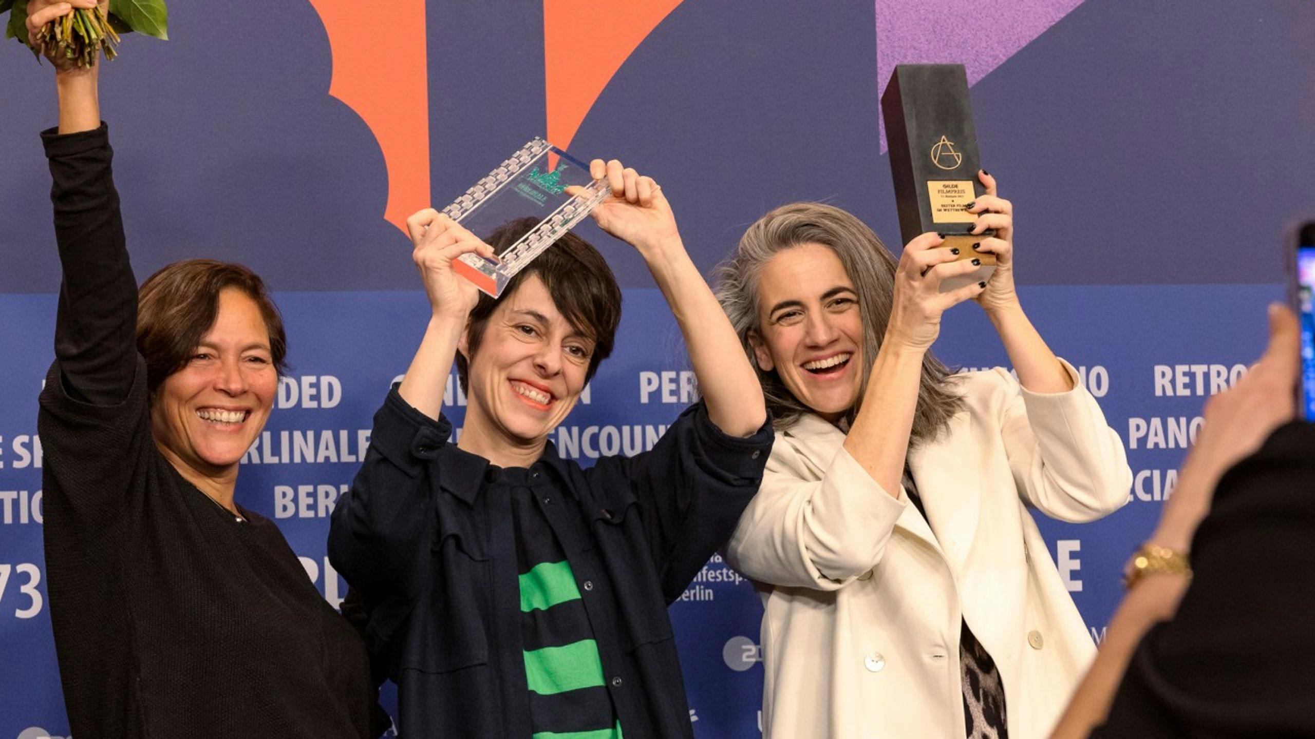 Valérie Delpierre, Estibaliz Urresola Solaguren y Lara Izaguirre con uno de los premios de '20.000 especies de abejas' en Berlín