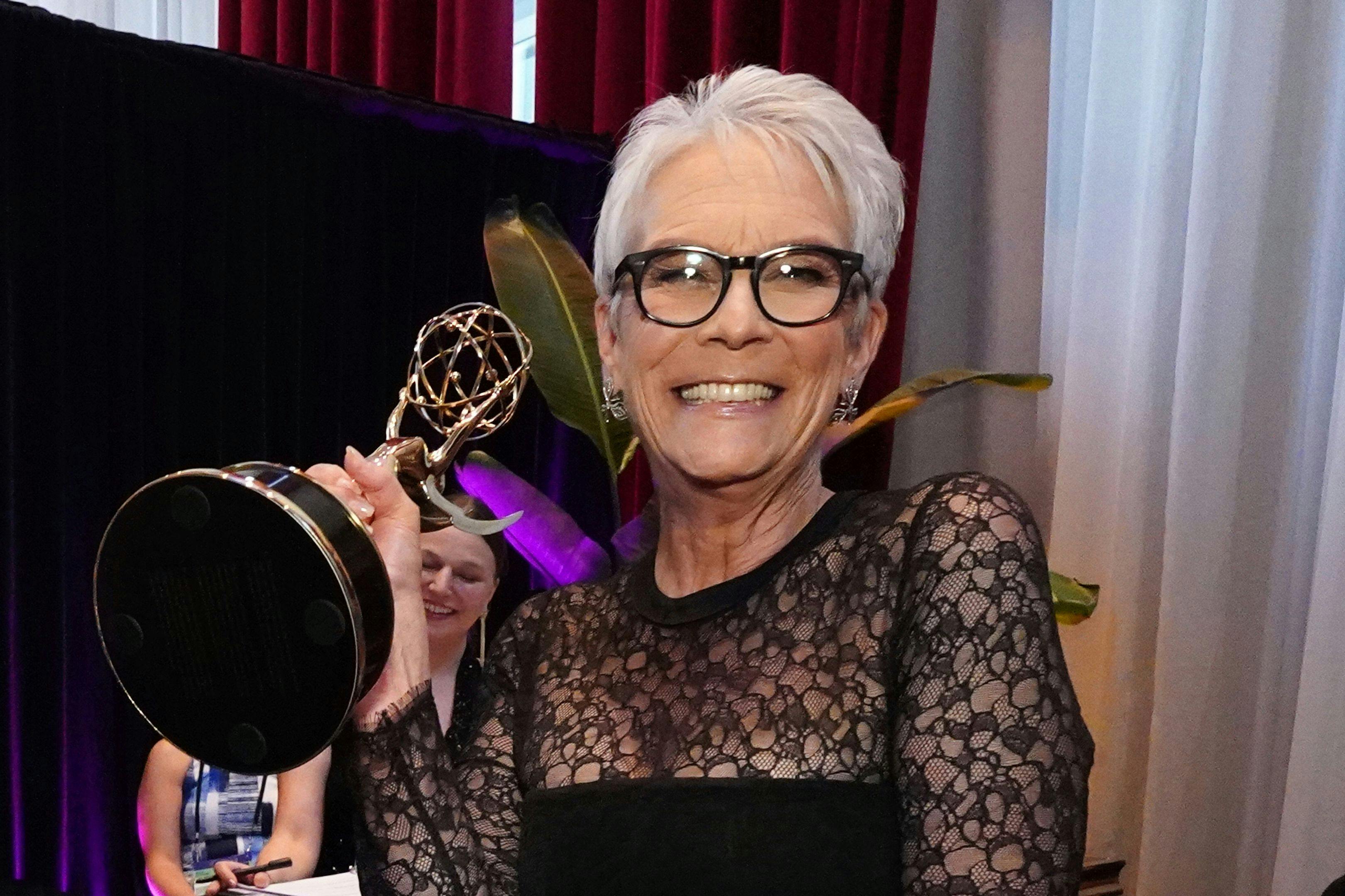 Jamie Lee Curtis posa con su Creative Arts Emmy como Mejor Actriz invitada en una serie de comedia por su papel en 'The Bear'