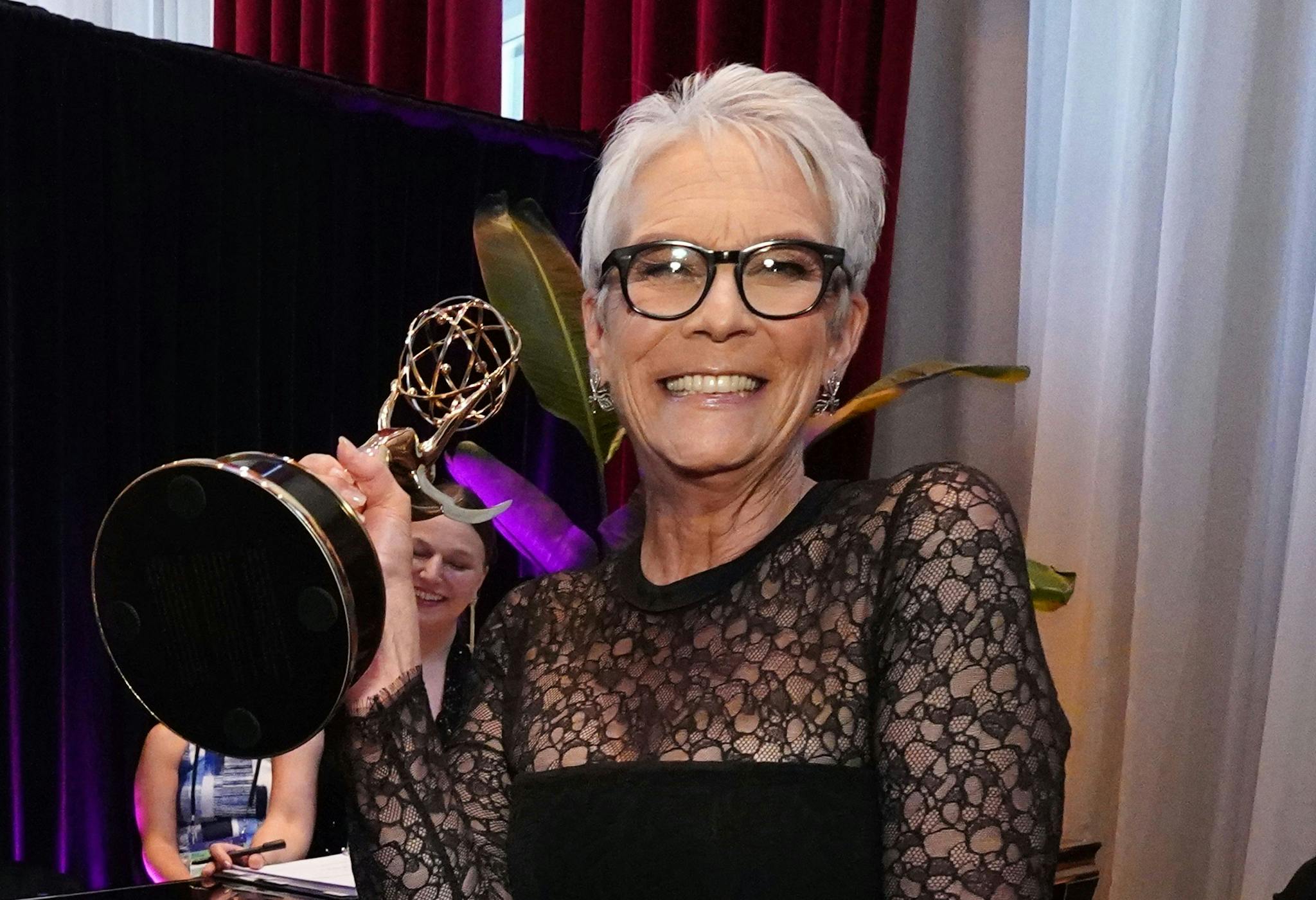 Jamie Lee Curtis posa con su Creative Arts Emmy como Mejor Actriz invitada en una serie de comedia por su papel en 'The Bear'