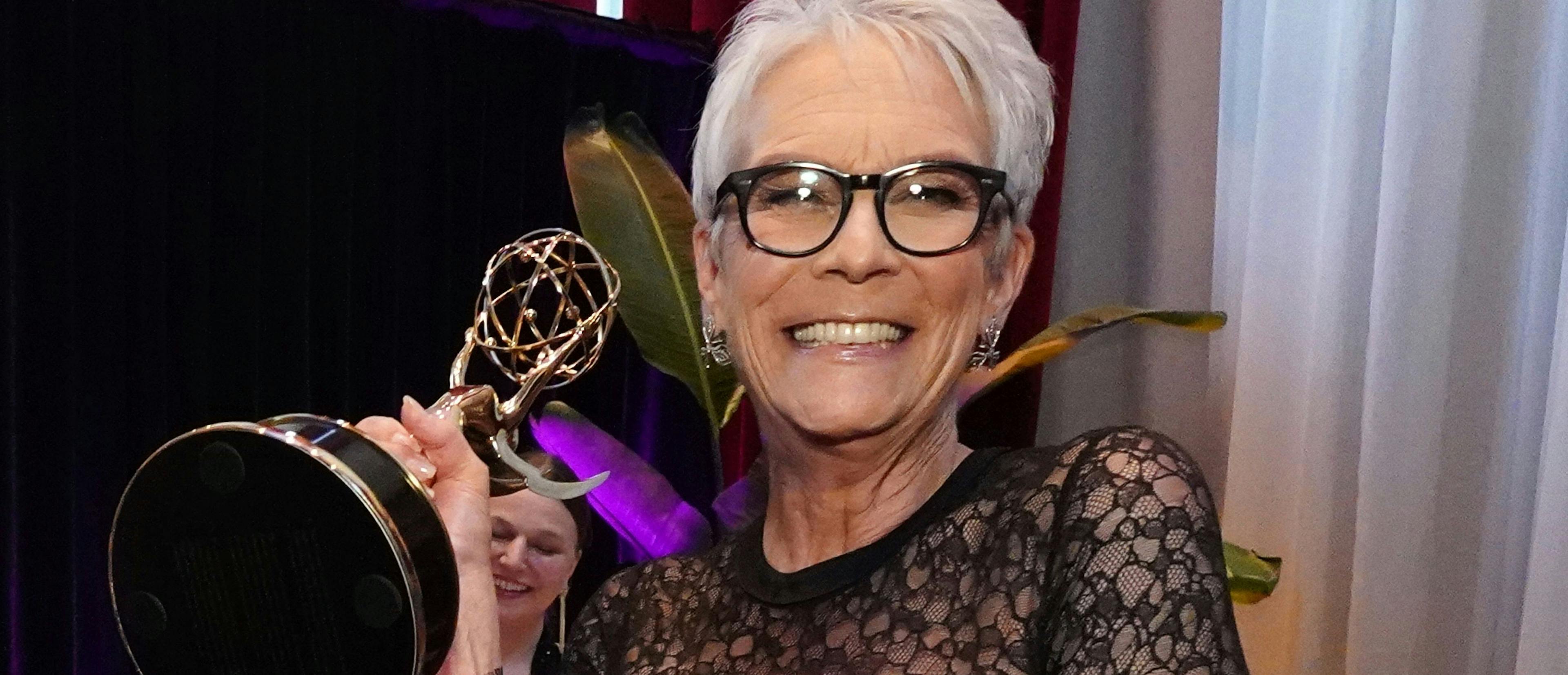 Jamie Lee Curtis posa con su Creative Arts Emmy como Mejor Actriz invitada en una serie de comedia por su papel en 'The Bear'